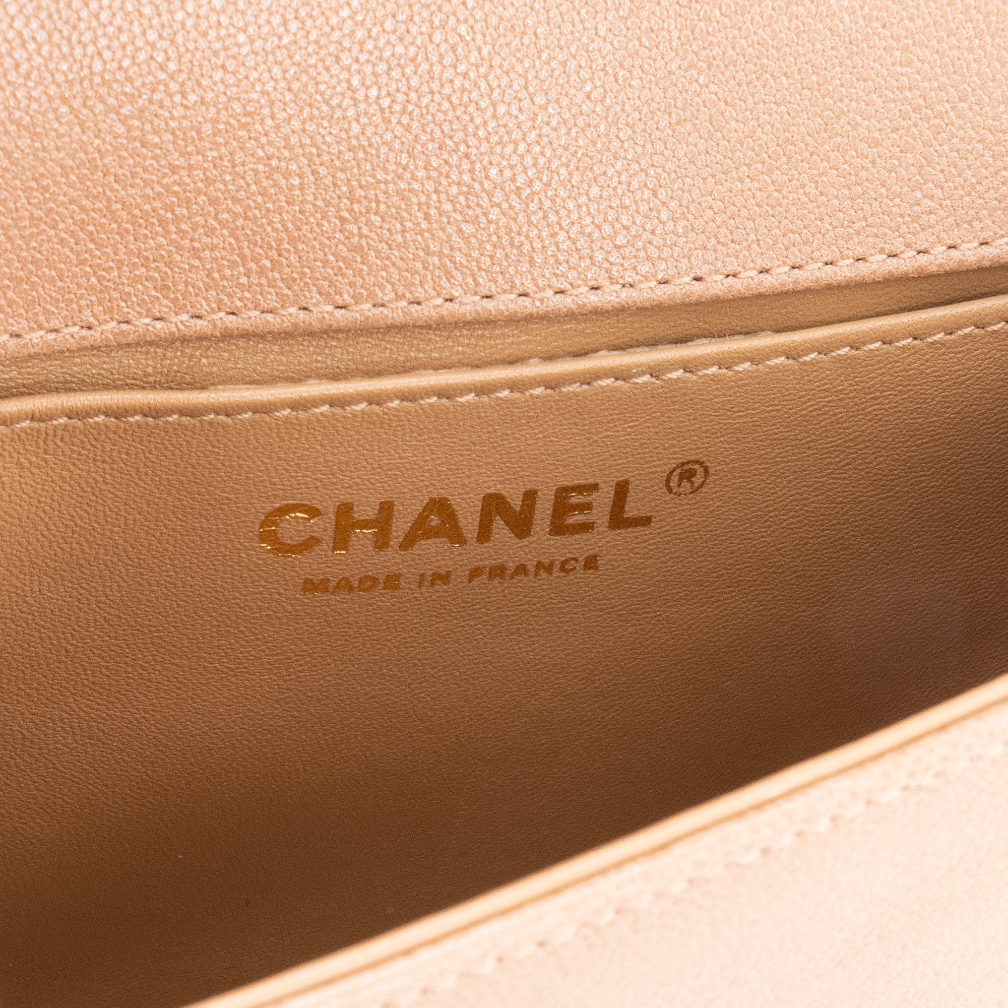 CHANEL - Sac à bandoulière Boy Curve Chanel en cuir caviar marron