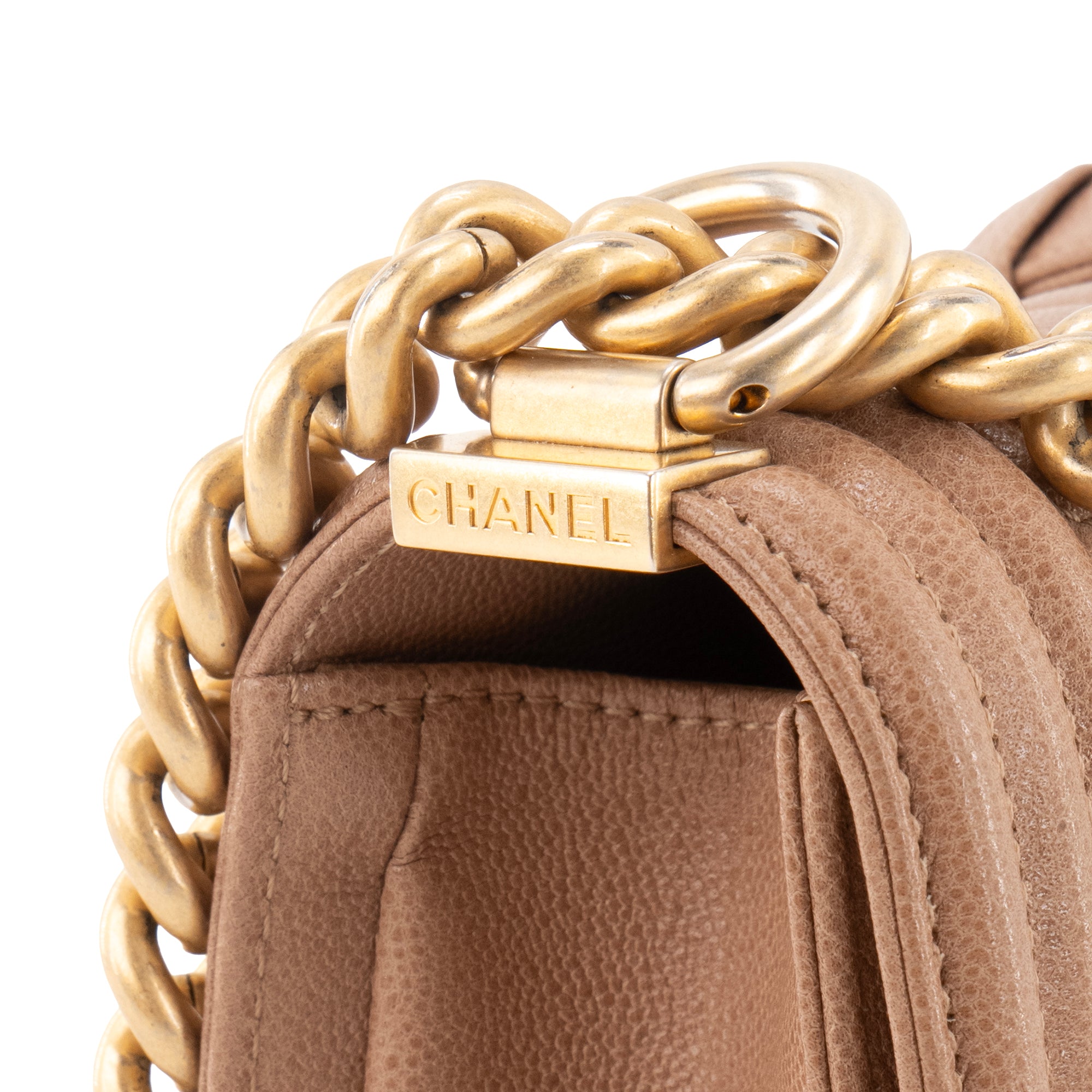 CHANEL - Sac à bandoulière Boy Curve Chanel en cuir caviar marron