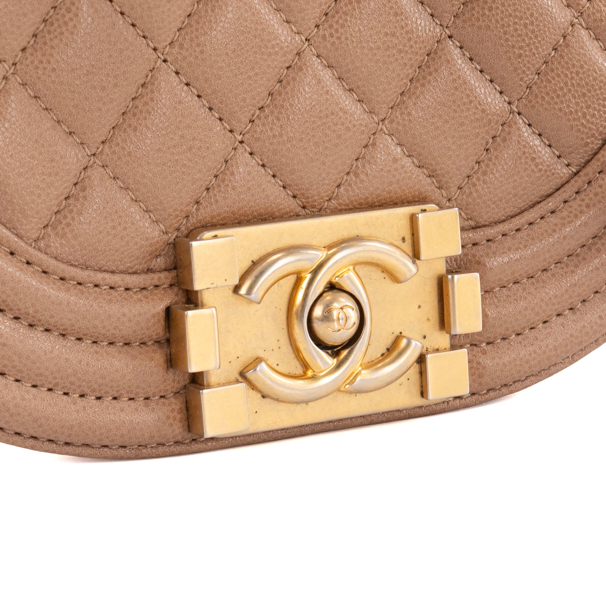 CHANEL - Sac à bandoulière Boy Curve Chanel en cuir caviar marron