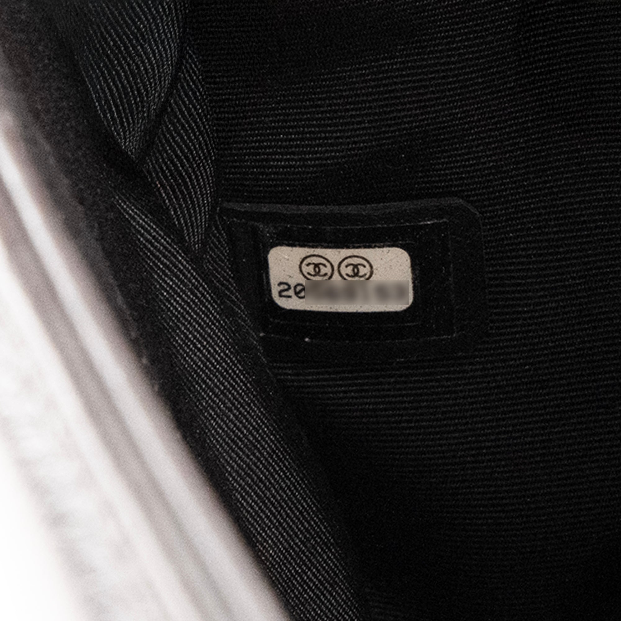 CHANEL - Sac à bandoulière Boy Chanel en cuir lisse noir