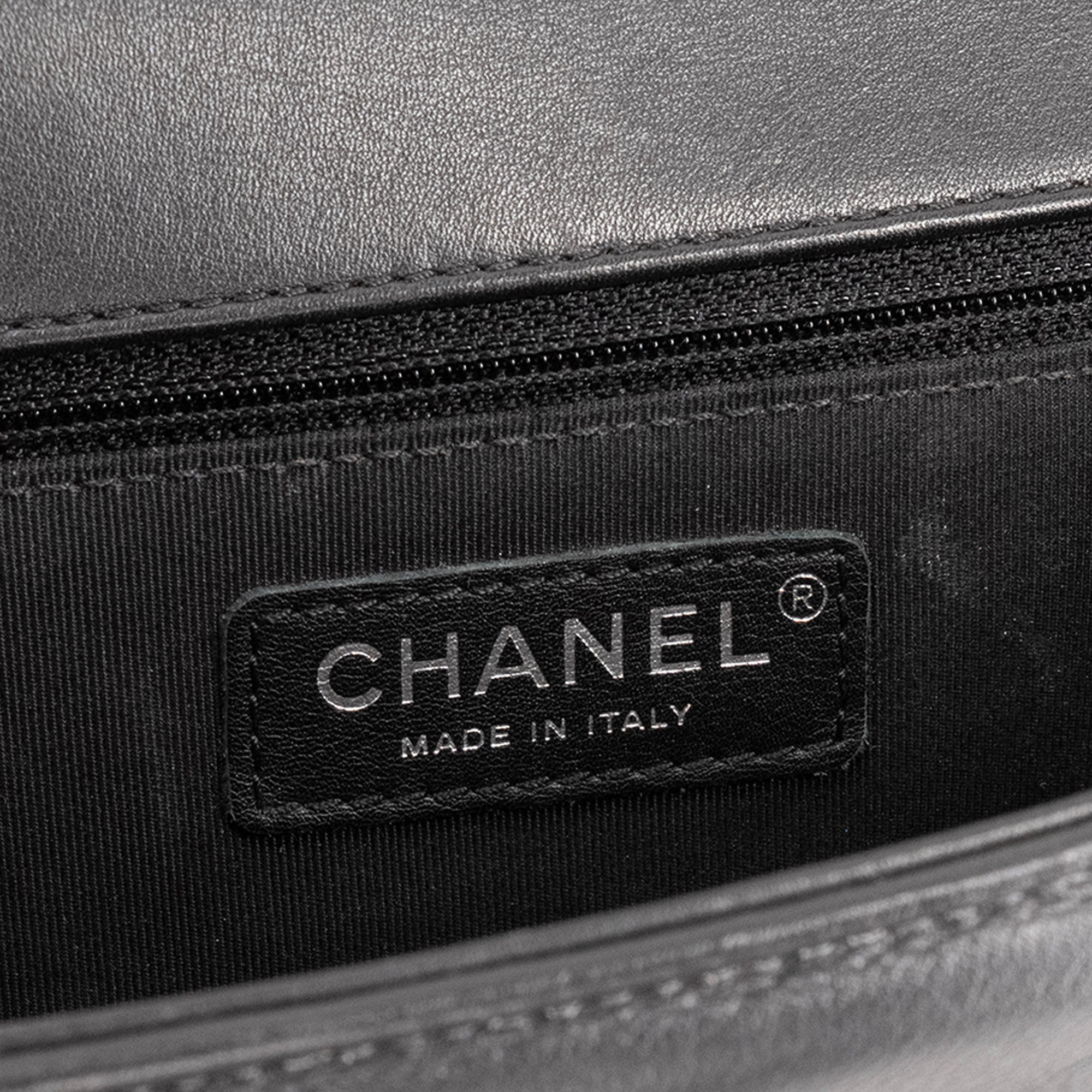 CHANEL - Sac à bandoulière Boy Chanel en cuir lisse noir