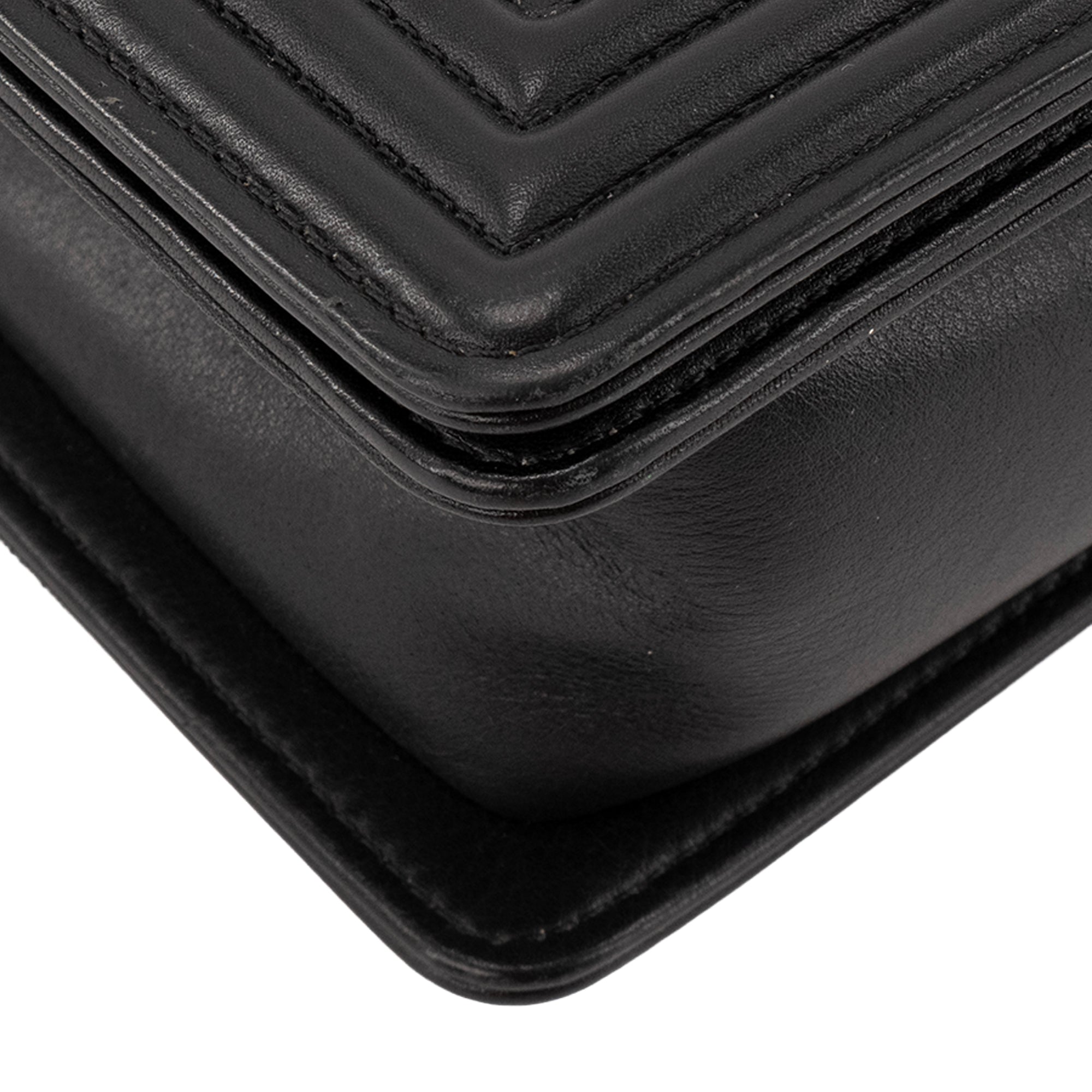 CHANEL - Sac à bandoulière Boy Chanel en cuir lisse noir