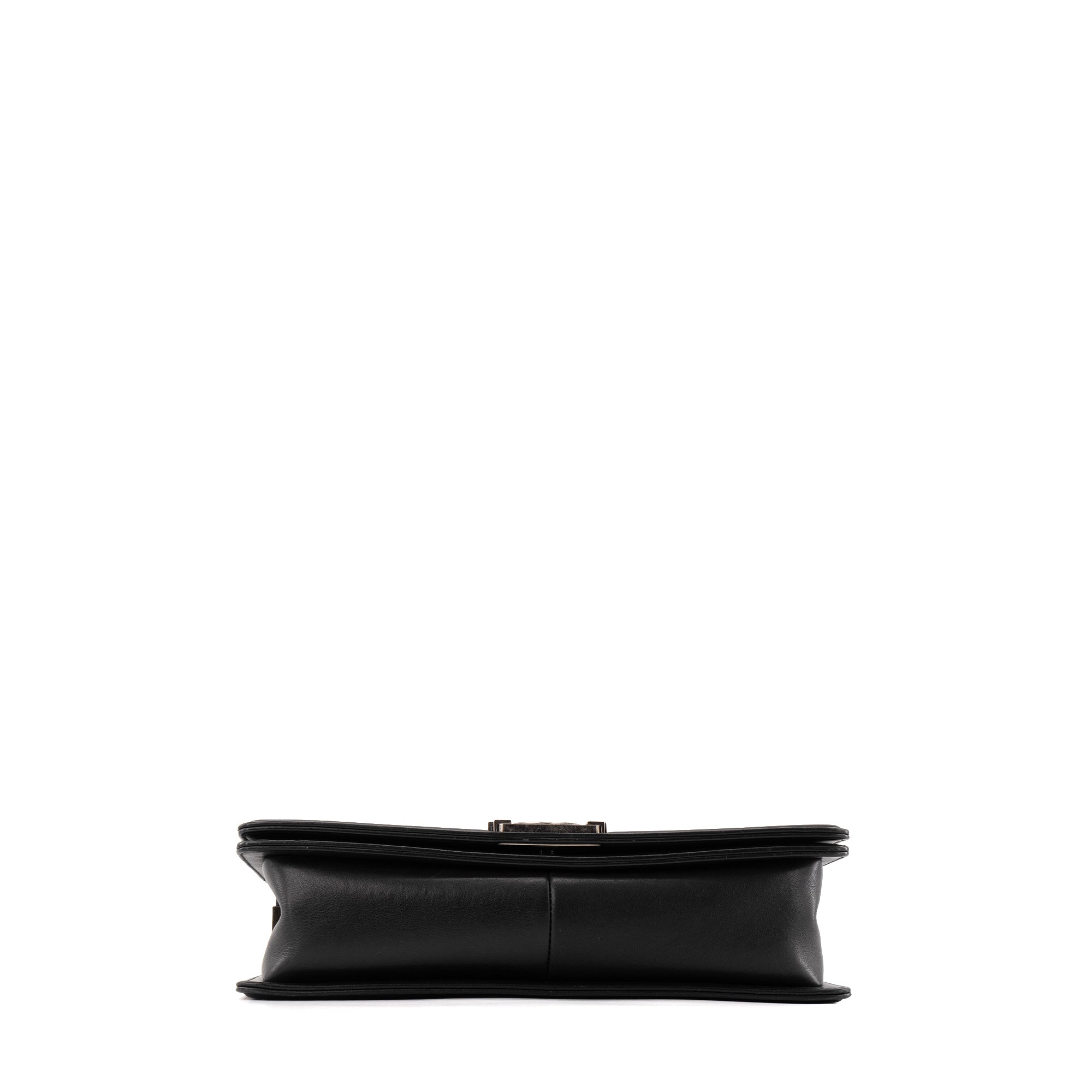 CHANEL - Sac à bandoulière Boy Chanel en cuir lisse noir