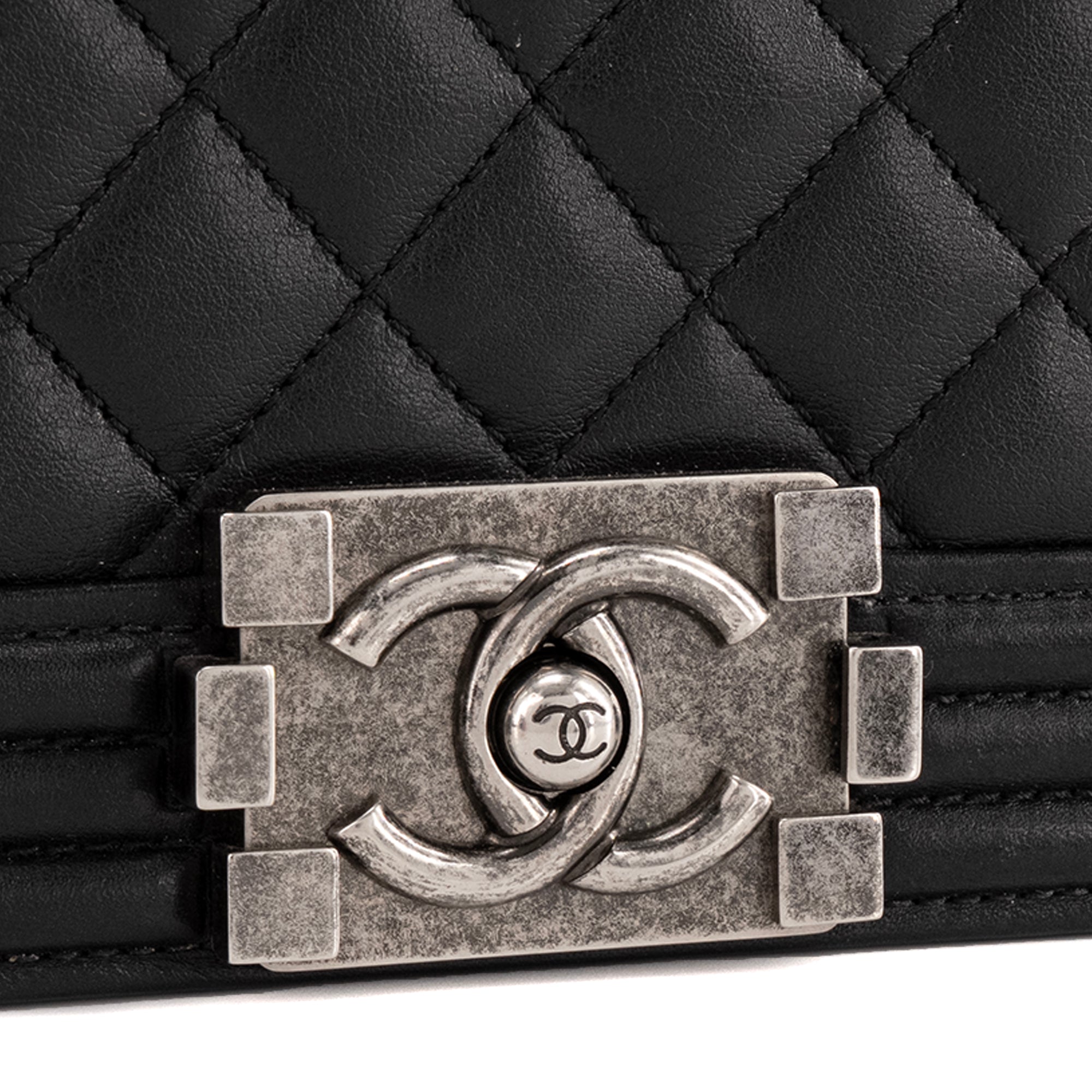 CHANEL - Sac à bandoulière Boy Chanel en cuir lisse noir