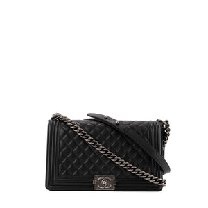 CHANEL - Sac à bandoulière Boy Chanel en cuir lisse noir