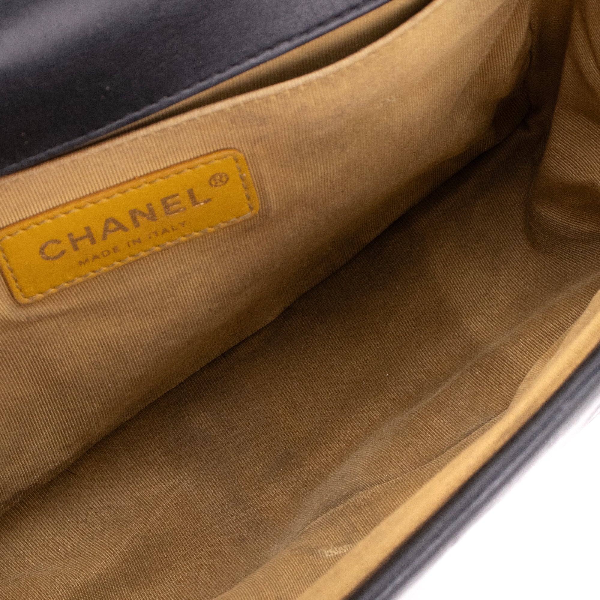 CHANEL - Sac à bandoulière Boy Graffiti Chanel en cuir embossé croco noir