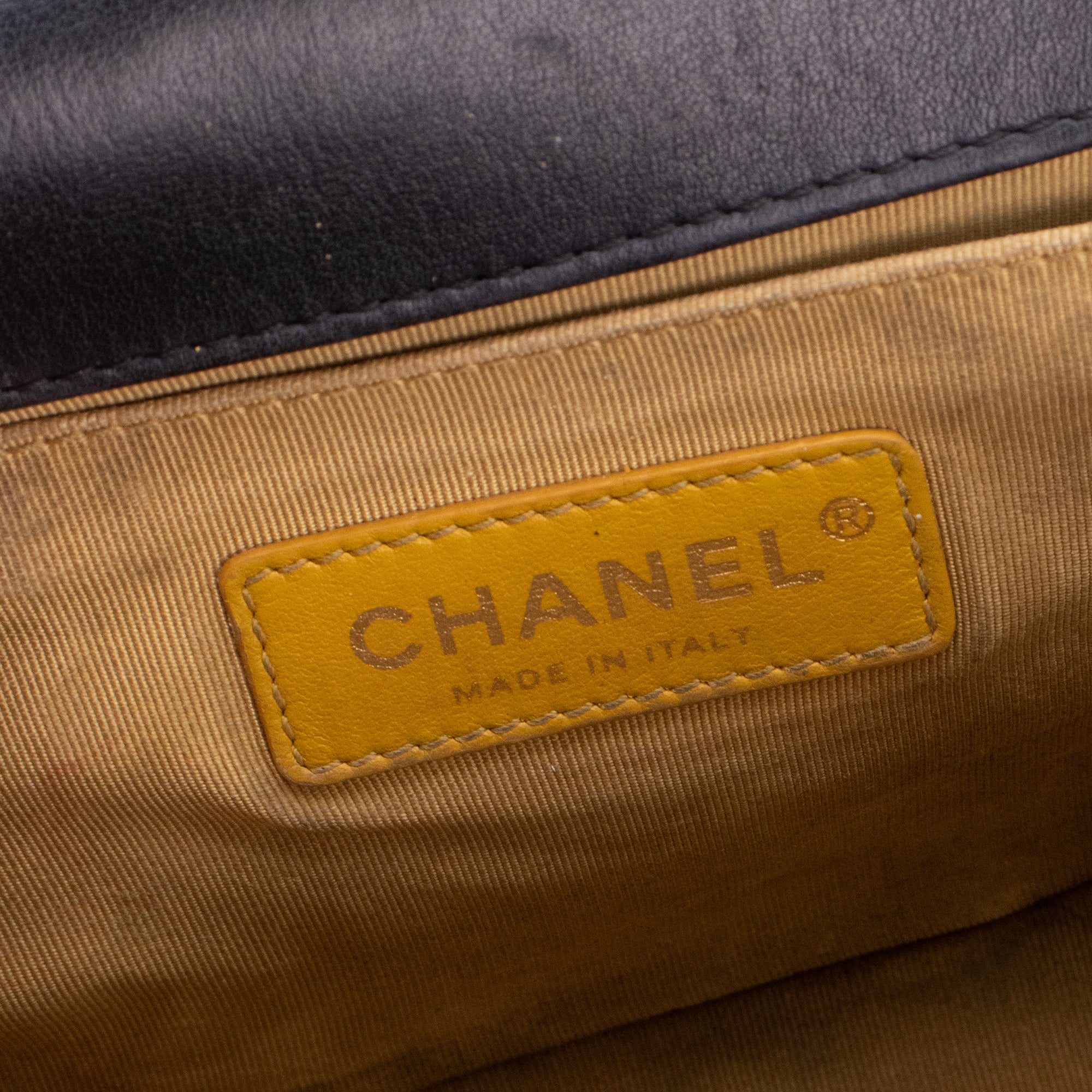 CHANEL - Sac à bandoulière Boy Graffiti Chanel en cuir embossé croco noir