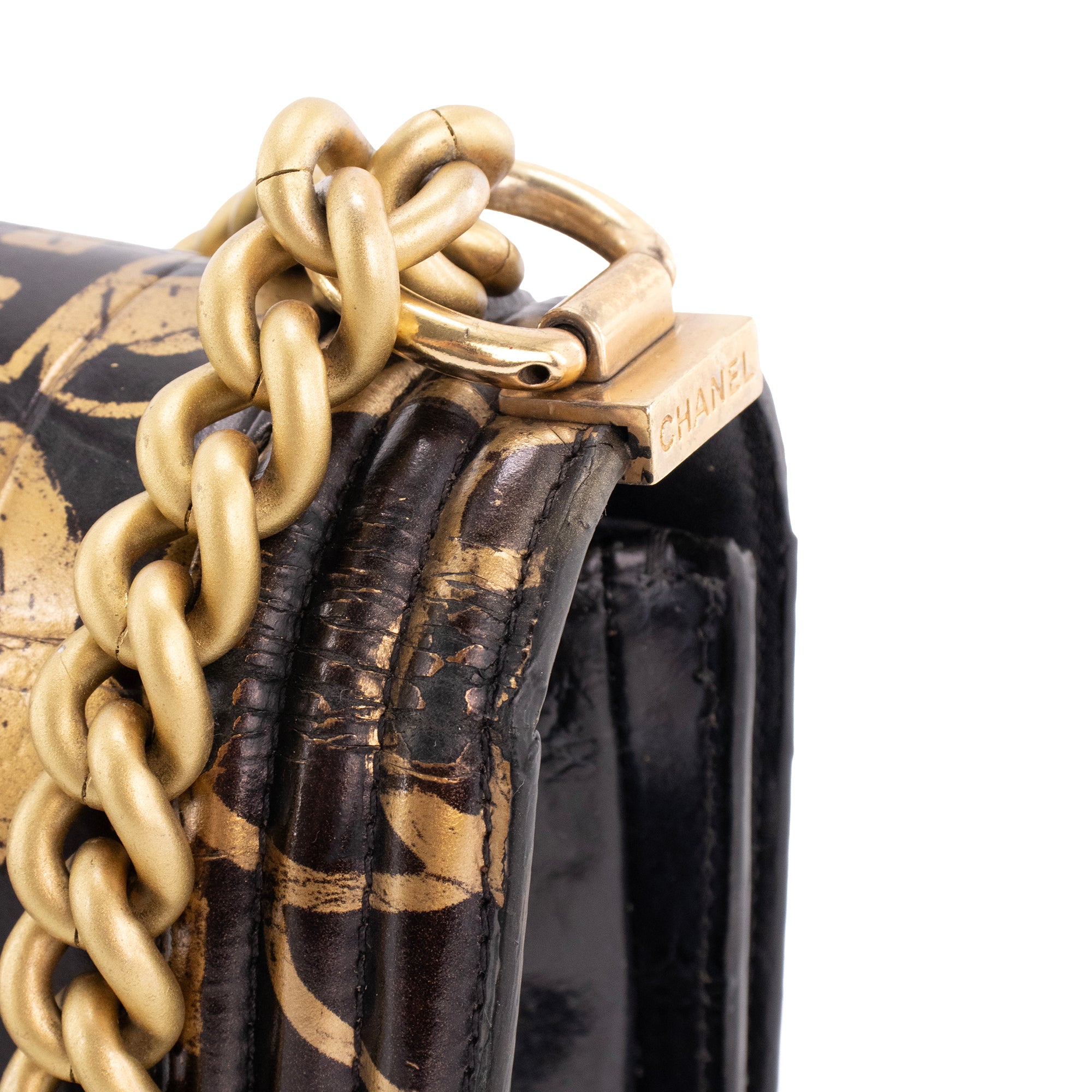 CHANEL - Sac à bandoulière Boy Graffiti Chanel en cuir embossé croco noir