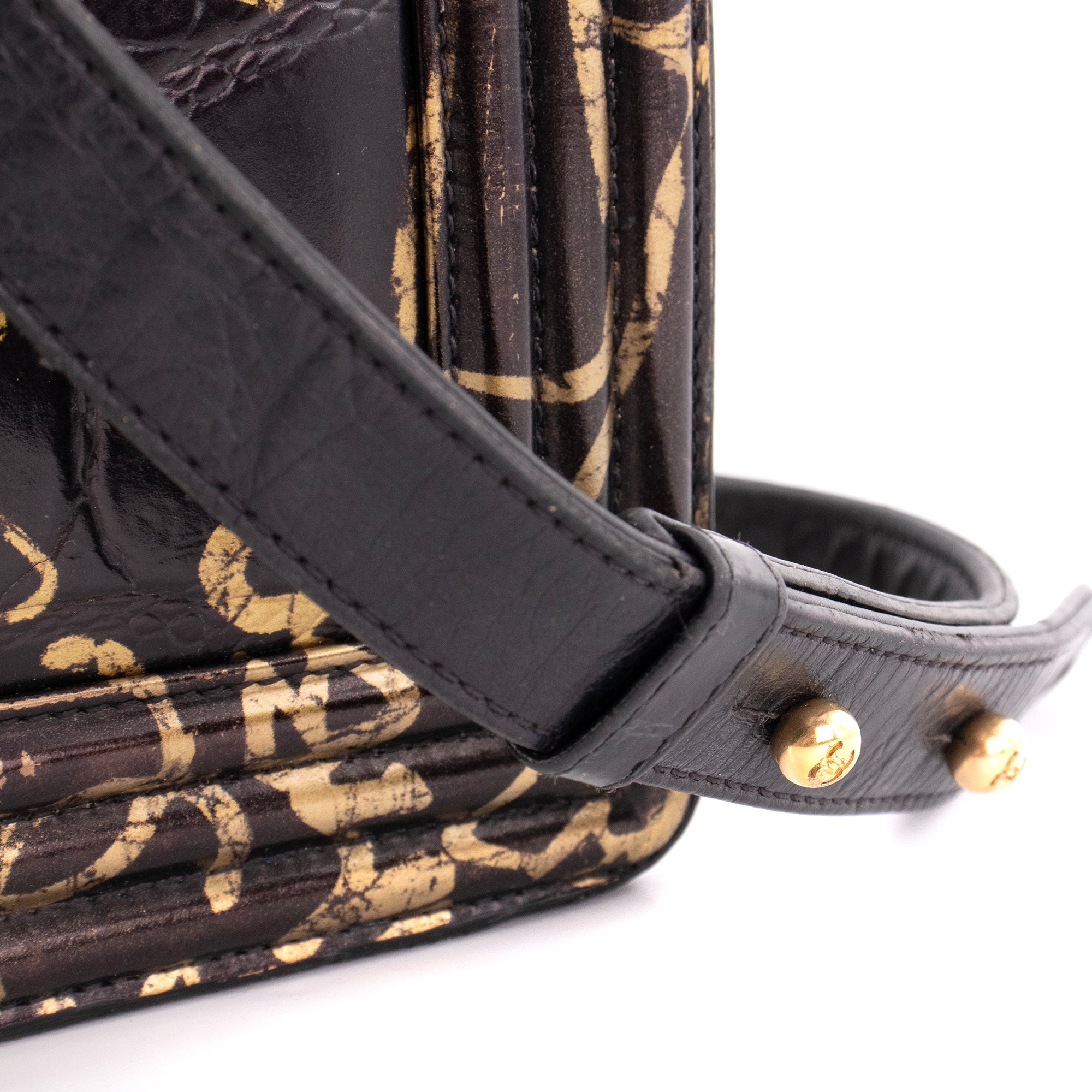 CHANEL - Sac à bandoulière Boy Graffiti Chanel en cuir embossé croco noir
