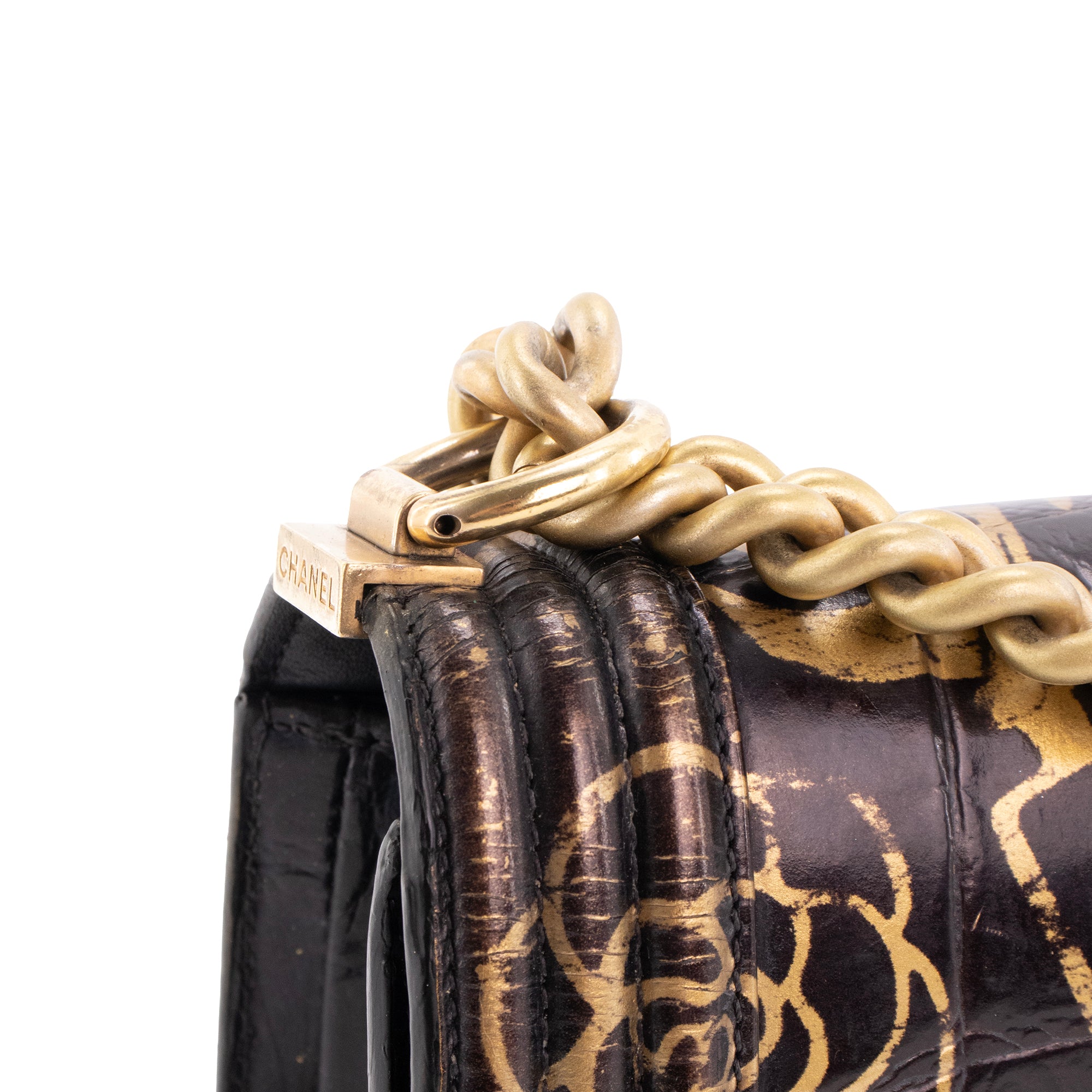 CHANEL - Sac à bandoulière Boy Graffiti Chanel en cuir embossé croco noir