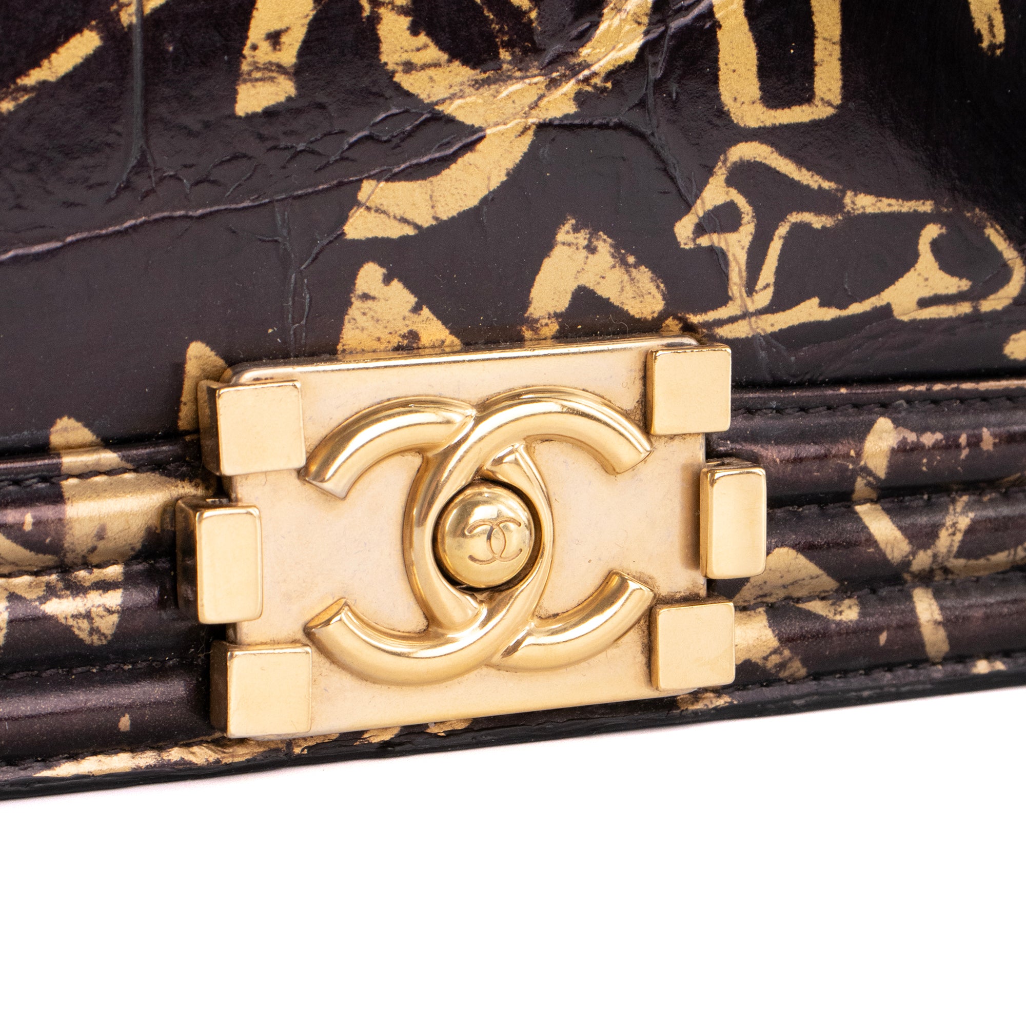 CHANEL - Sac à bandoulière Boy Graffiti Chanel en cuir embossé croco noir