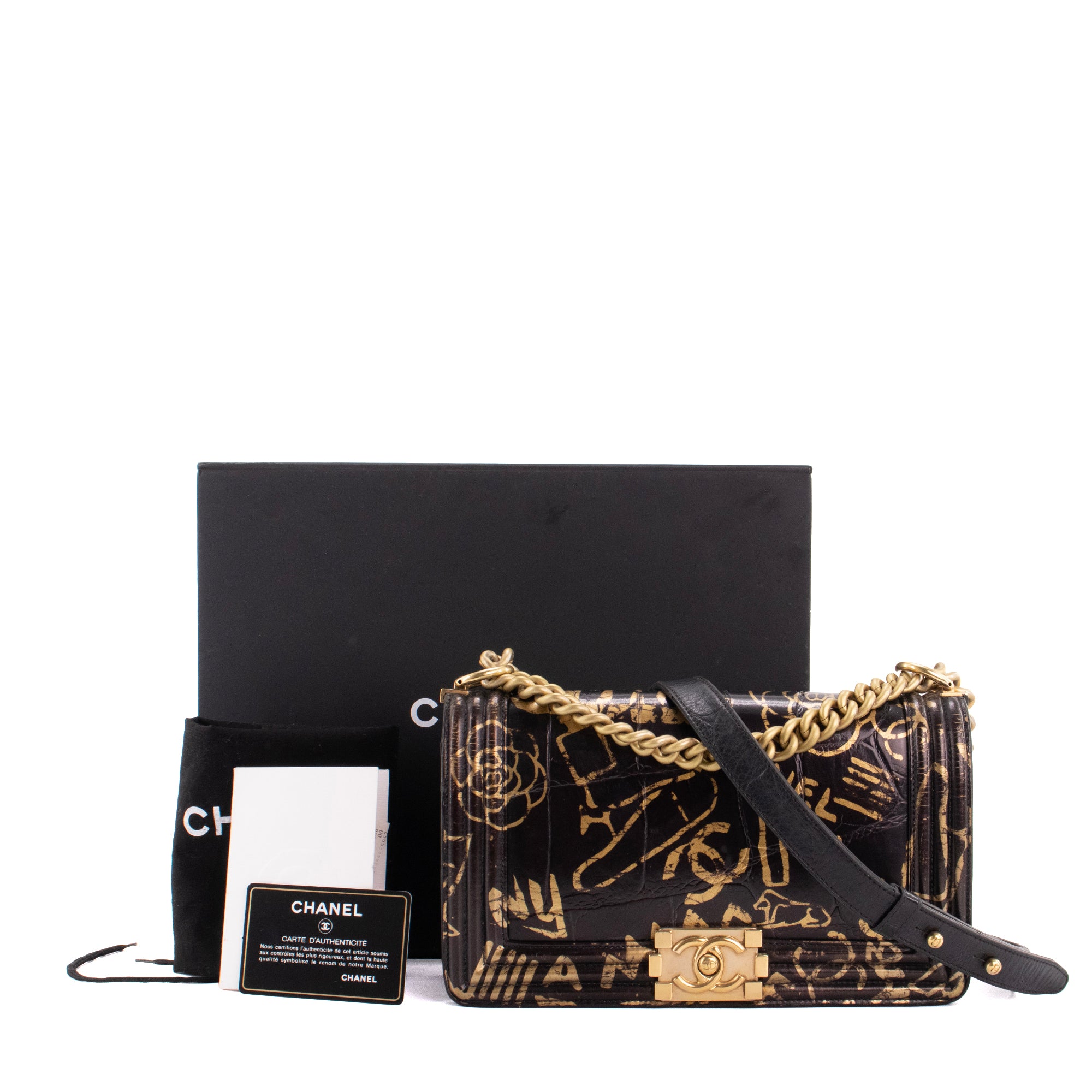 CHANEL - Sac à bandoulière Boy Graffiti Chanel en cuir embossé croco noir