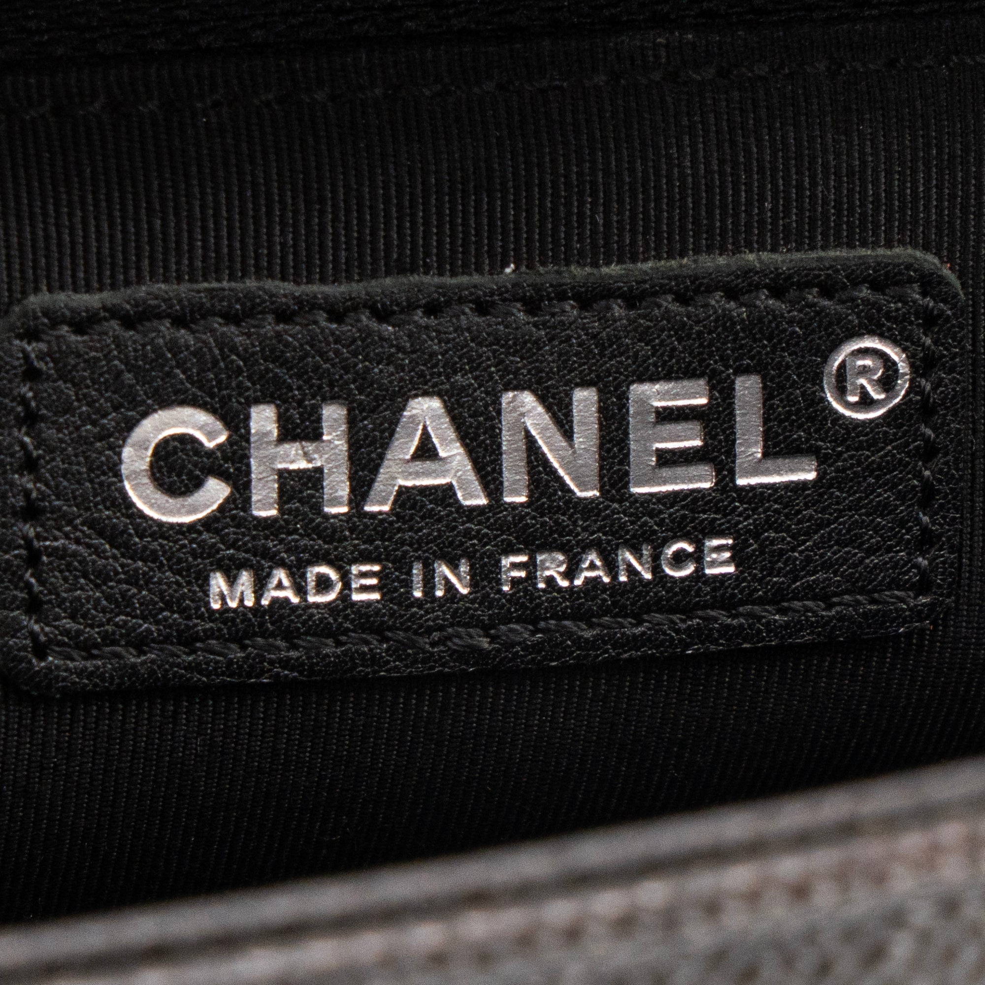 CHANEL - Sac à bandoulière Boy Large Chanel en cuir caviar noir