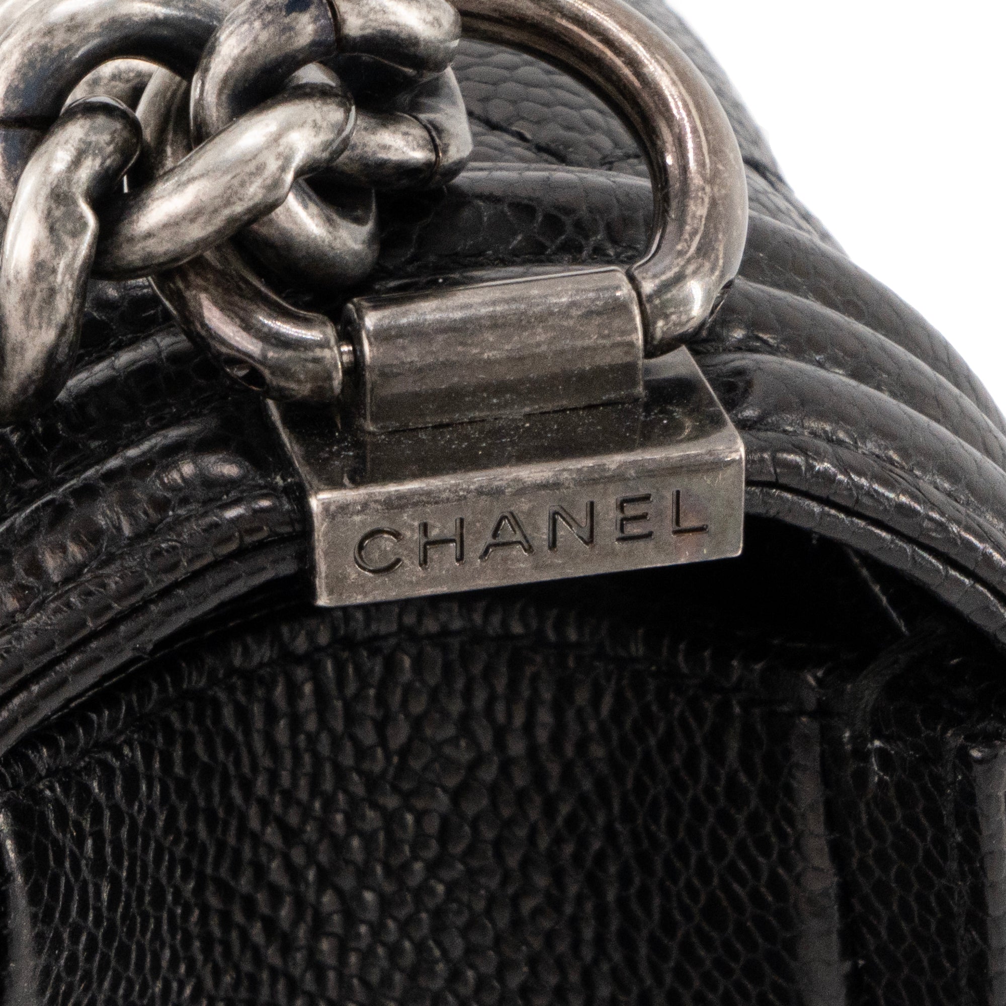 CHANEL - Sac à bandoulière Boy Large Chanel en cuir caviar noir