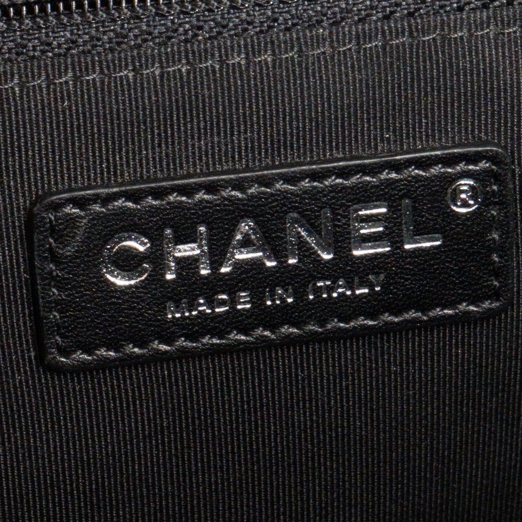 CHANEL - Sac à bandoulière Boy Large Chanel en cuir caviar noir