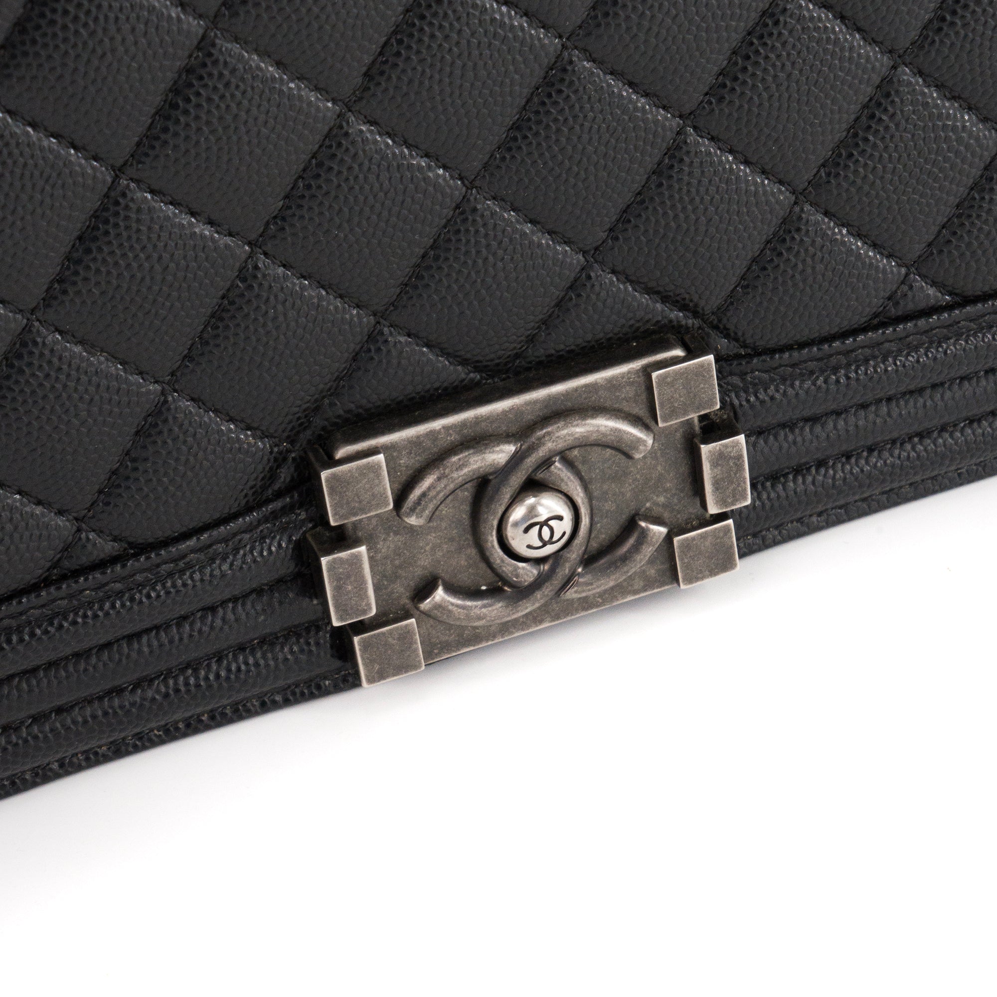 CHANEL - Sac à bandoulière Boy Large Chanel en cuir caviar noir