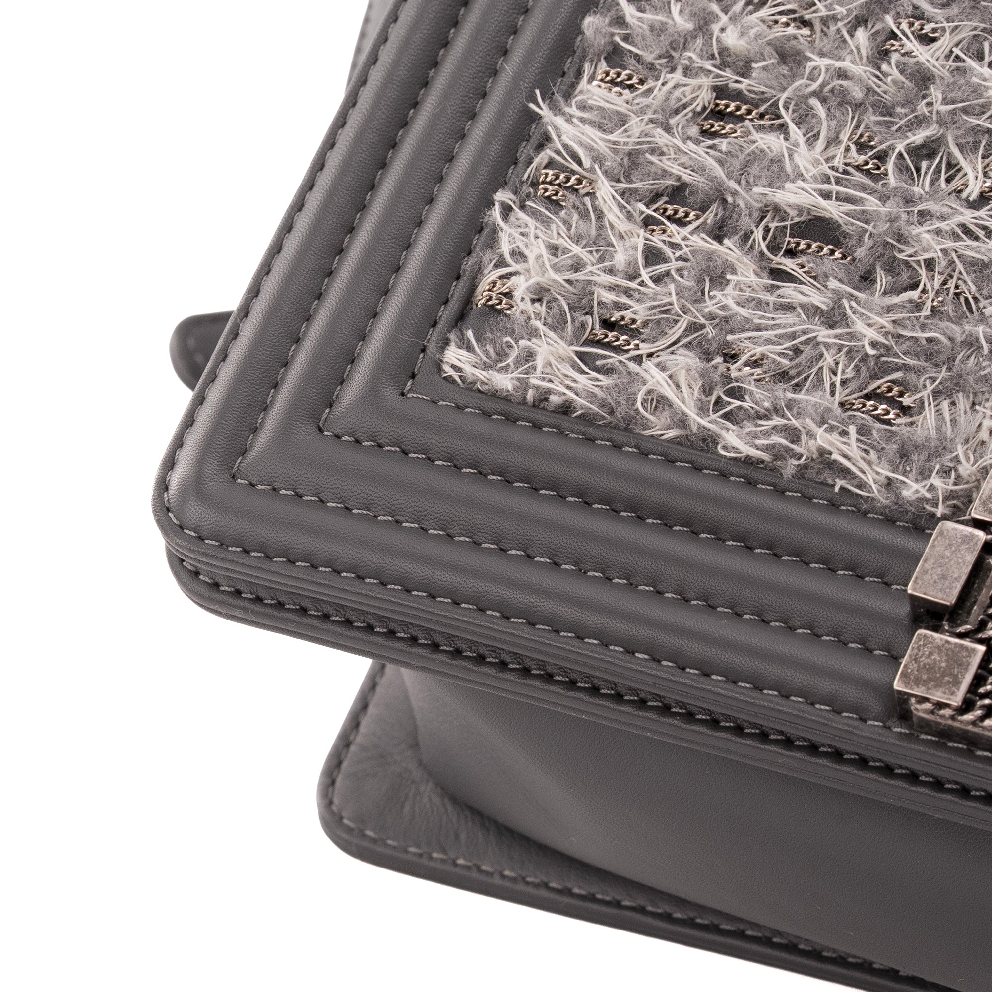 CHANEL - Sac à bandoulière Boy medium Chanel en cuir et tweed gris tweed édition limitée