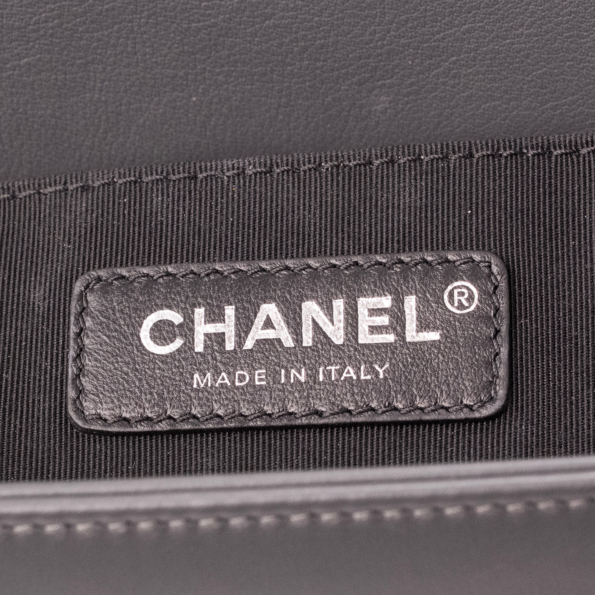 CHANEL - Sac à bandoulière Boy medium Chanel en cuir et tweed gris tweed édition limitée