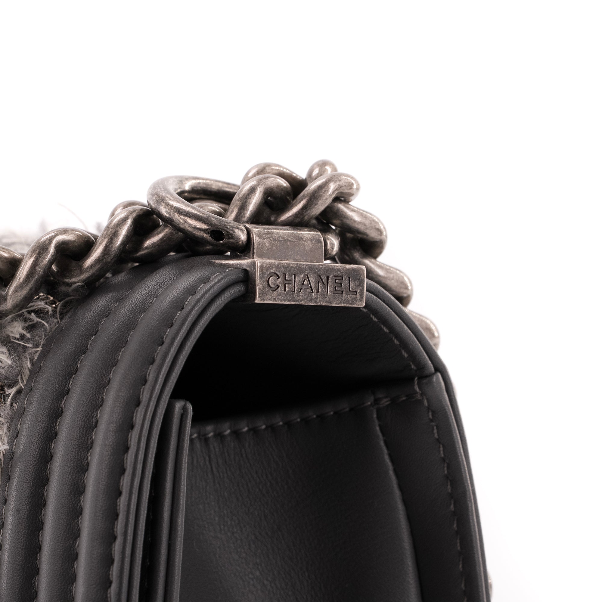 CHANEL - Sac à bandoulière Boy medium Chanel en cuir et tweed gris tweed édition limitée
