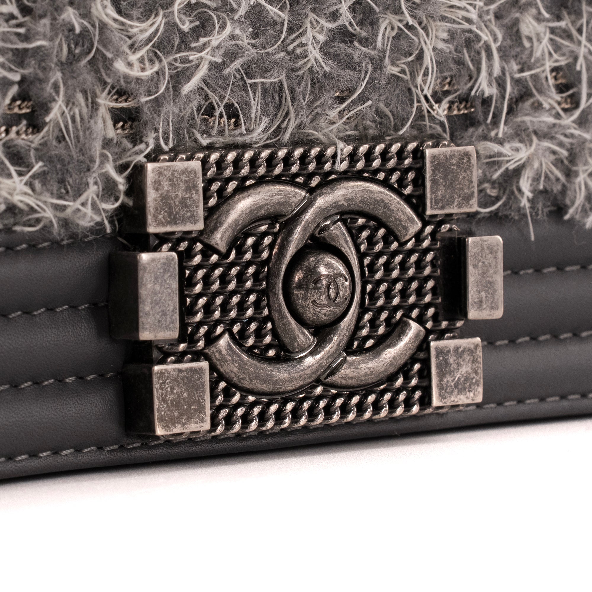CHANEL - Sac à bandoulière Boy medium Chanel en cuir et tweed gris tweed édition limitée
