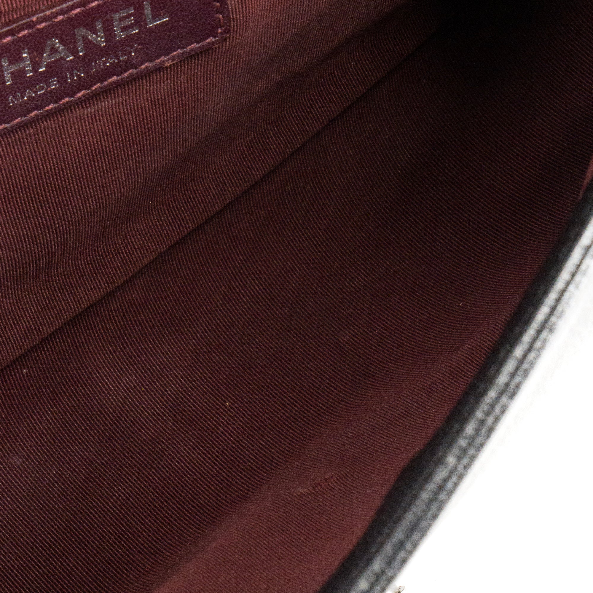 CHANEL - Sac à bandoulière Boy medium Chanel en cuir grainé et verni noir