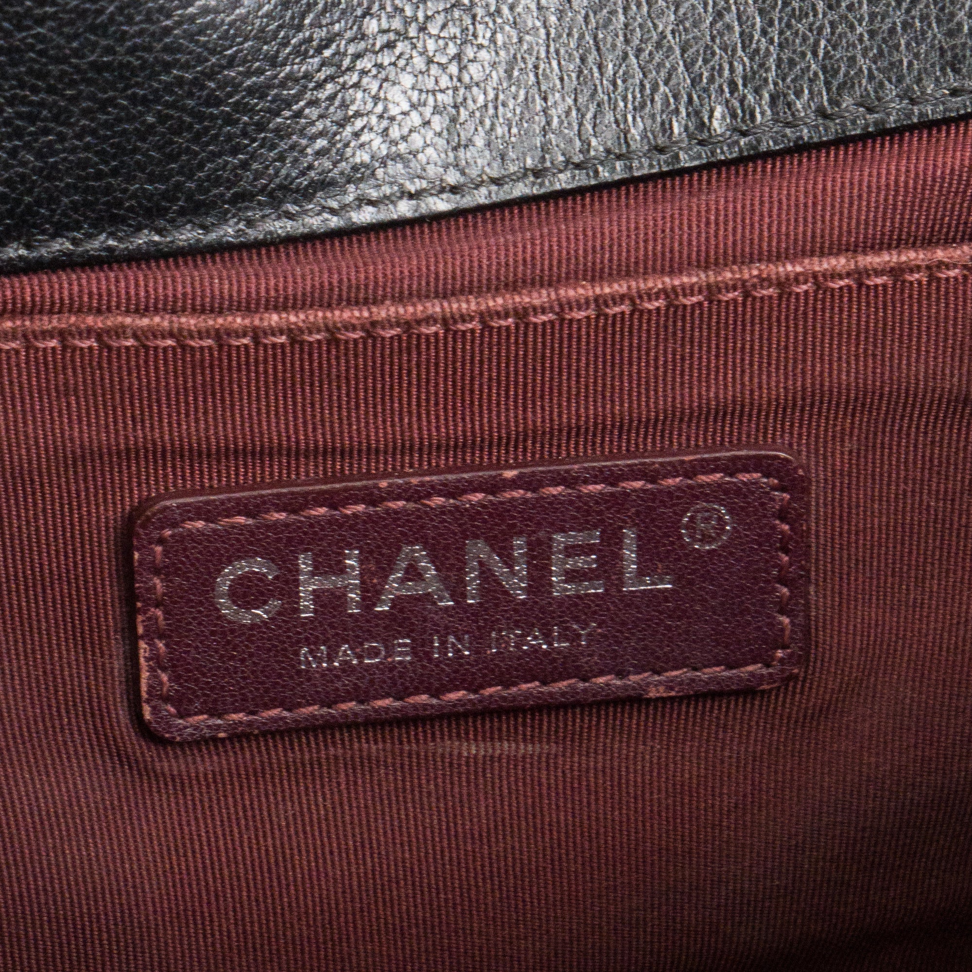 CHANEL - Sac à bandoulière Boy medium Chanel en cuir grainé et verni noir