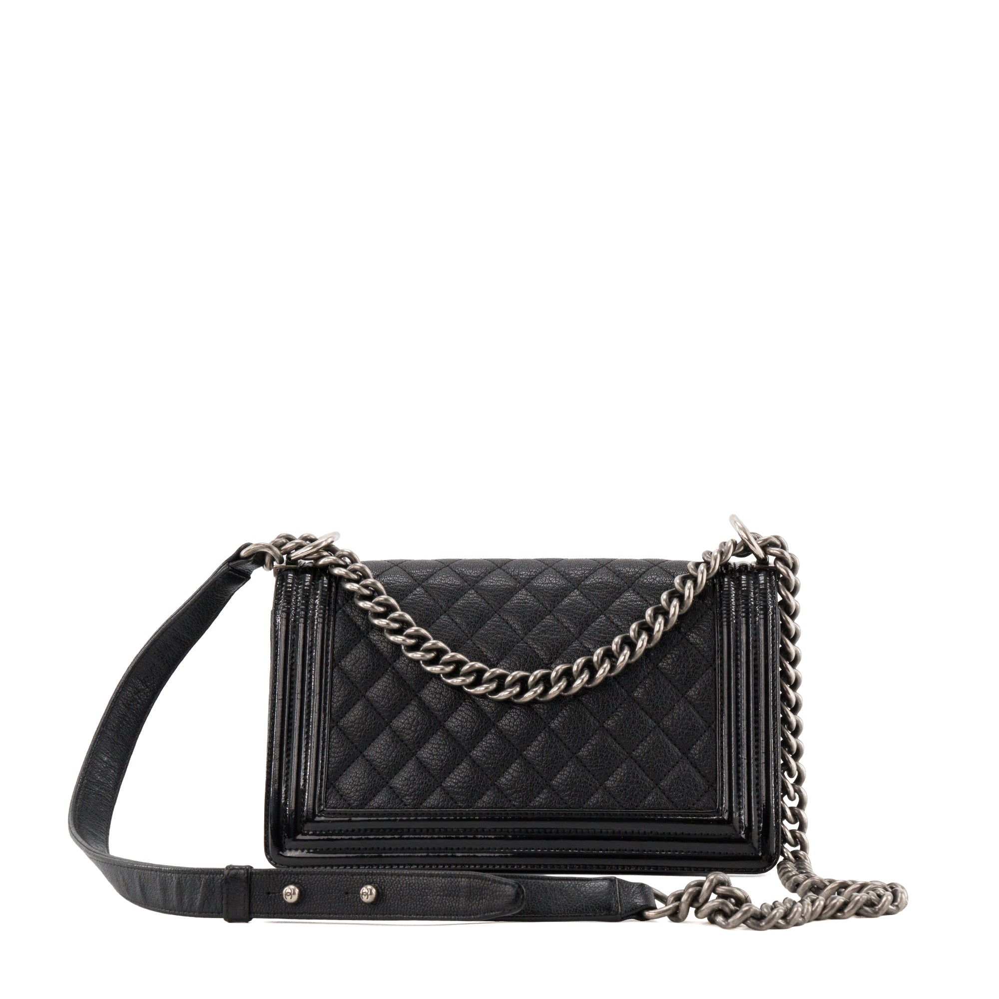 CHANEL - Sac à bandoulière Boy medium Chanel en cuir grainé et verni noir