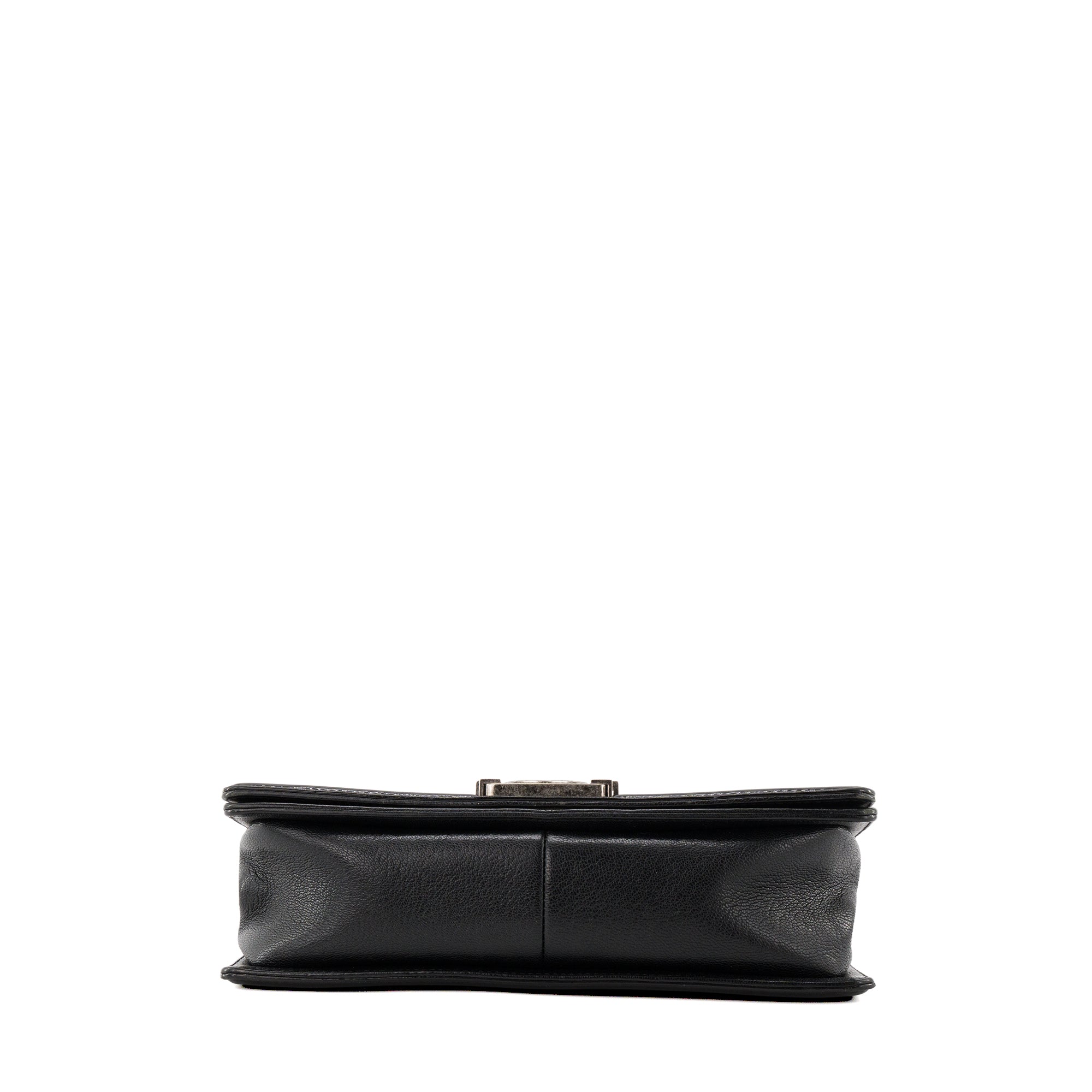 CHANEL - Sac à bandoulière Boy medium Chanel en cuir grainé et verni noir