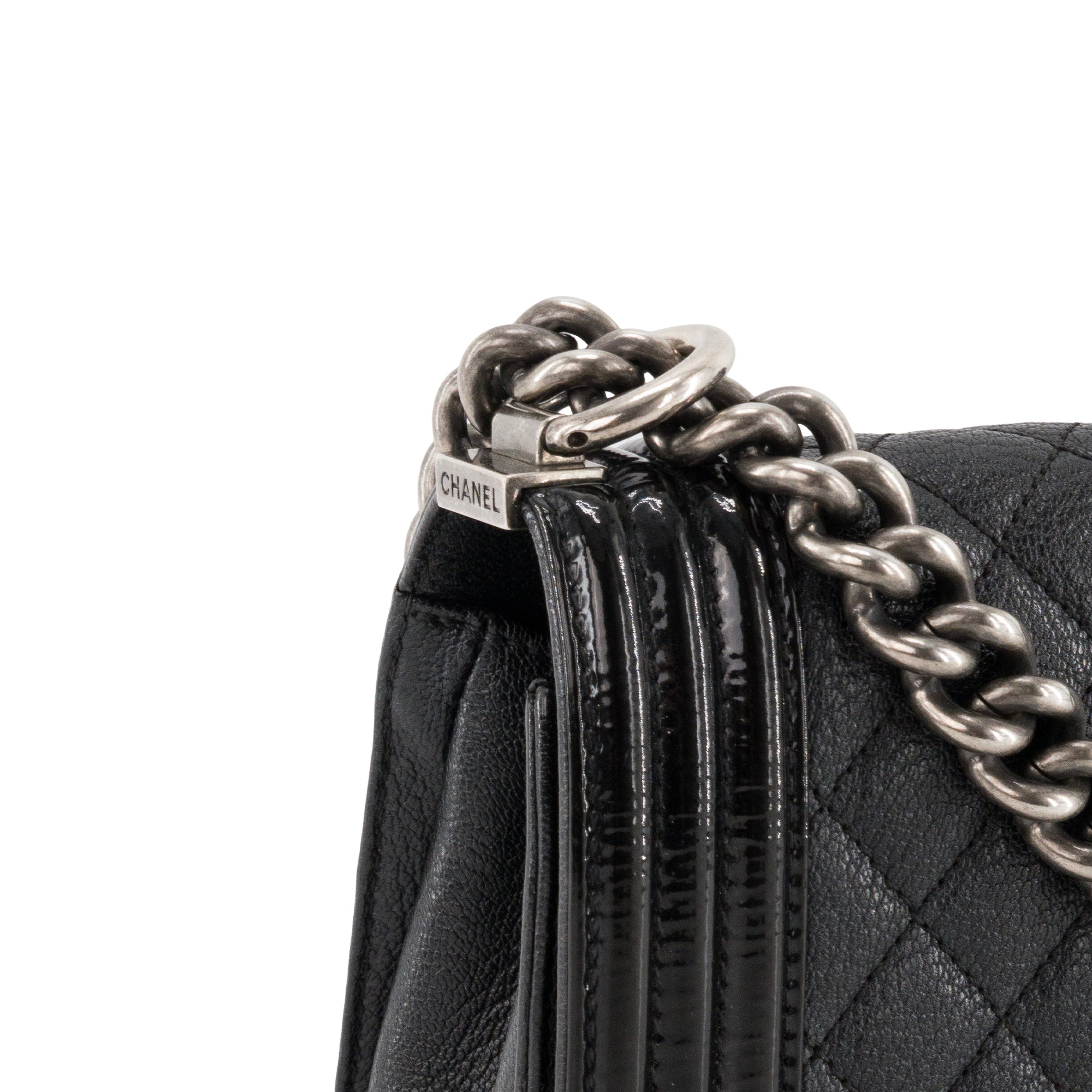 CHANEL - Sac à bandoulière Boy medium Chanel en cuir grainé et verni noir
