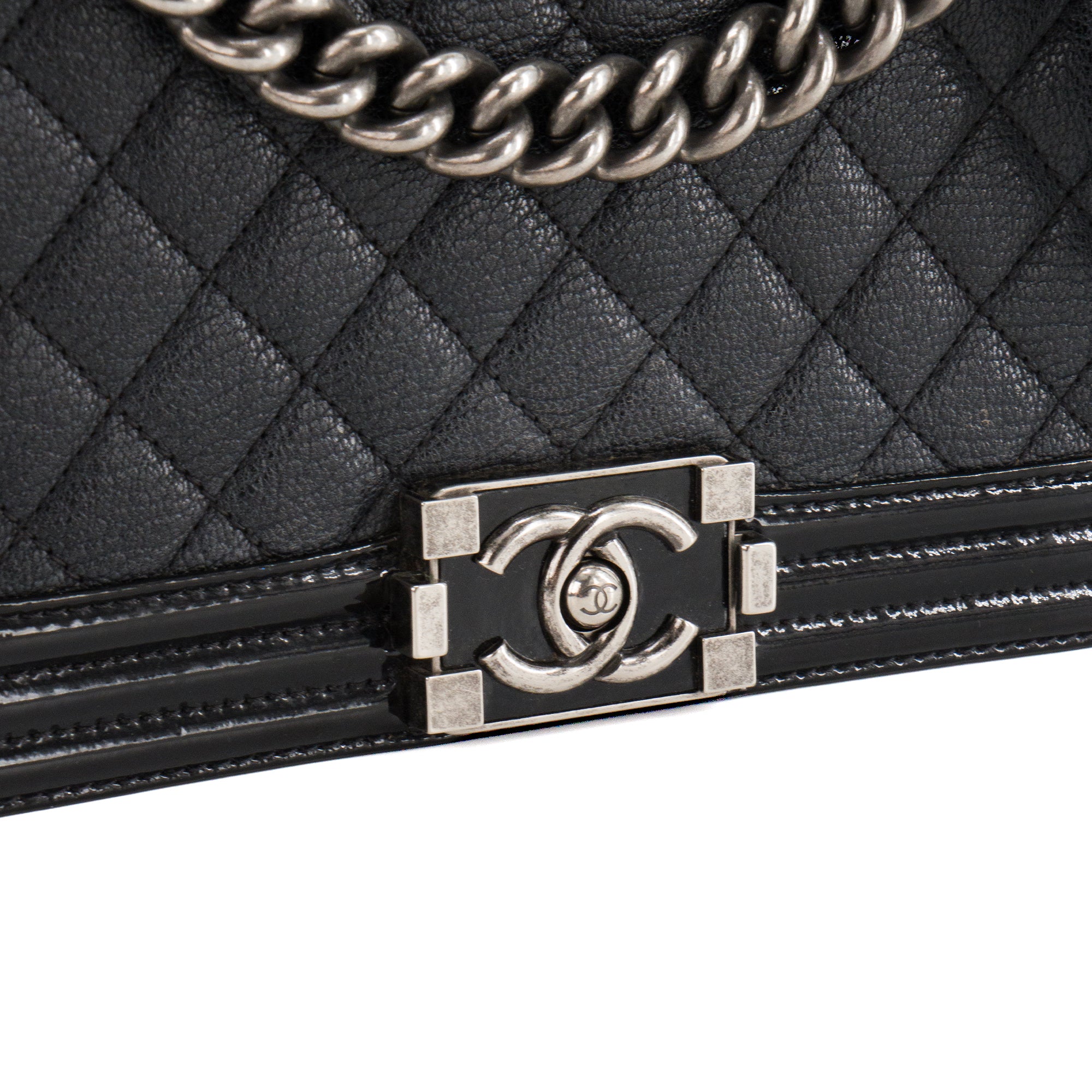 CHANEL - Sac à bandoulière Boy medium Chanel en cuir grainé et verni noir