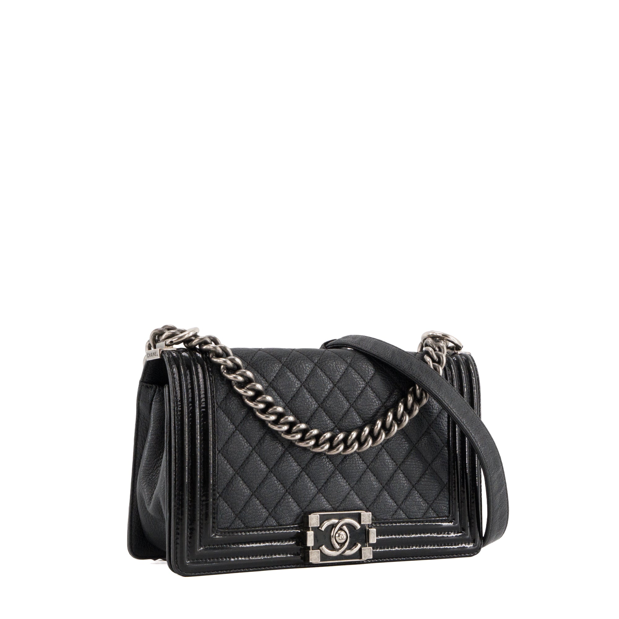 CHANEL - Sac à bandoulière Boy medium Chanel en cuir grainé et verni noir
