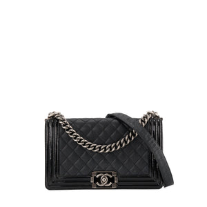 CHANEL - Sac à bandoulière Boy medium Chanel en cuir grainé et verni noir