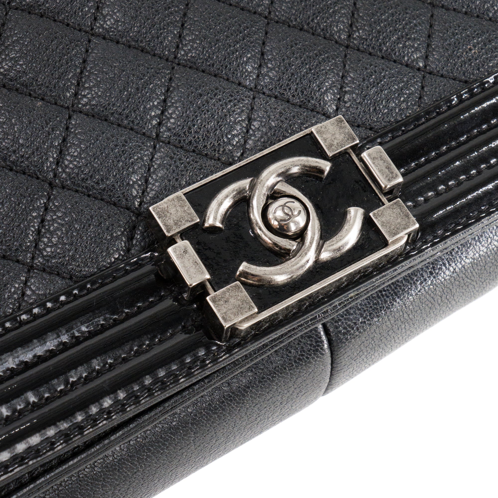 CHANEL - Sac à bandoulière Boy medium Chanel en cuir grainé et verni noir