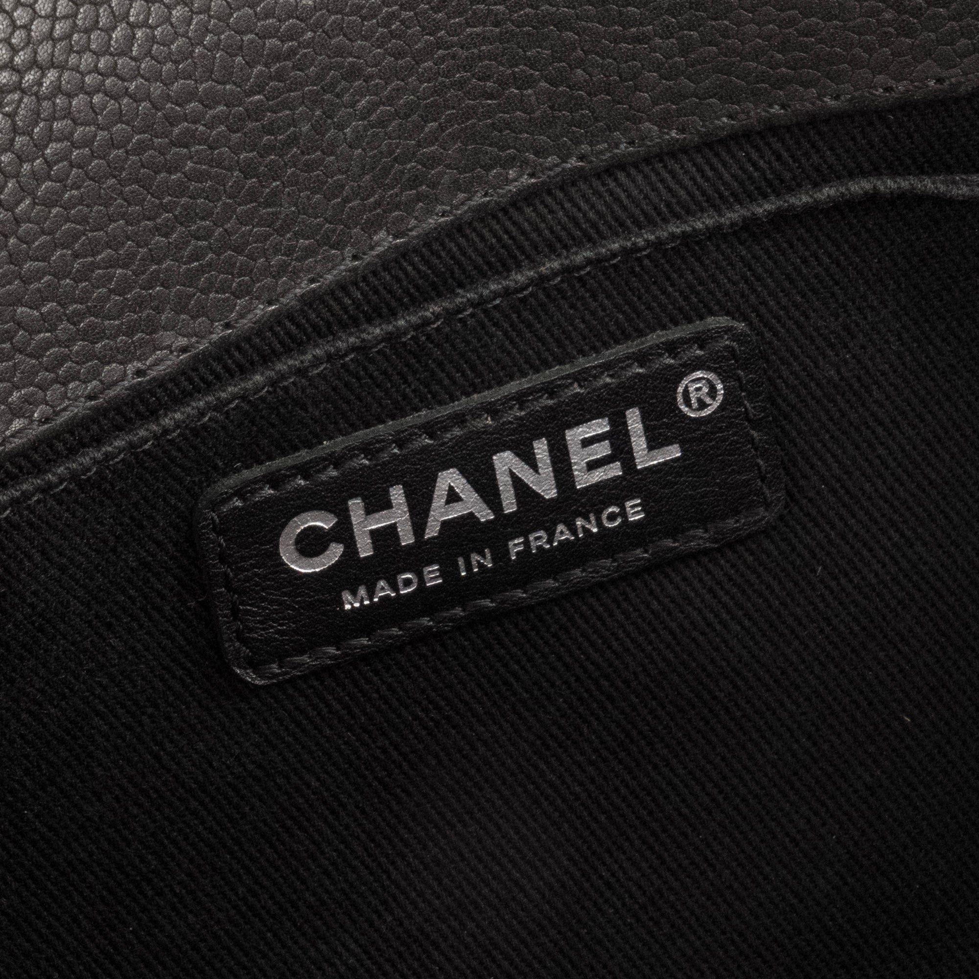 CHANEL - Sac à bandoulière Boy medium Chanel en cuir grainé noir édition limitée