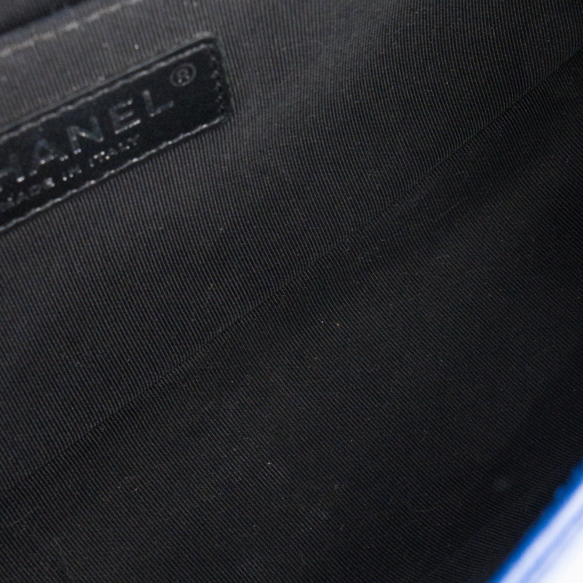 CHANEL - Sac à bandoulière Boy medium Chanel en cuir verni bleu marine