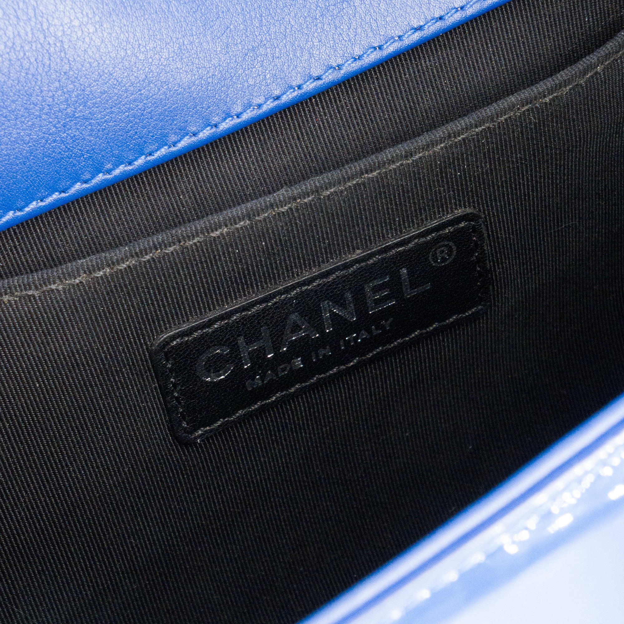 CHANEL - Sac à bandoulière Boy medium Chanel en cuir verni bleu marine