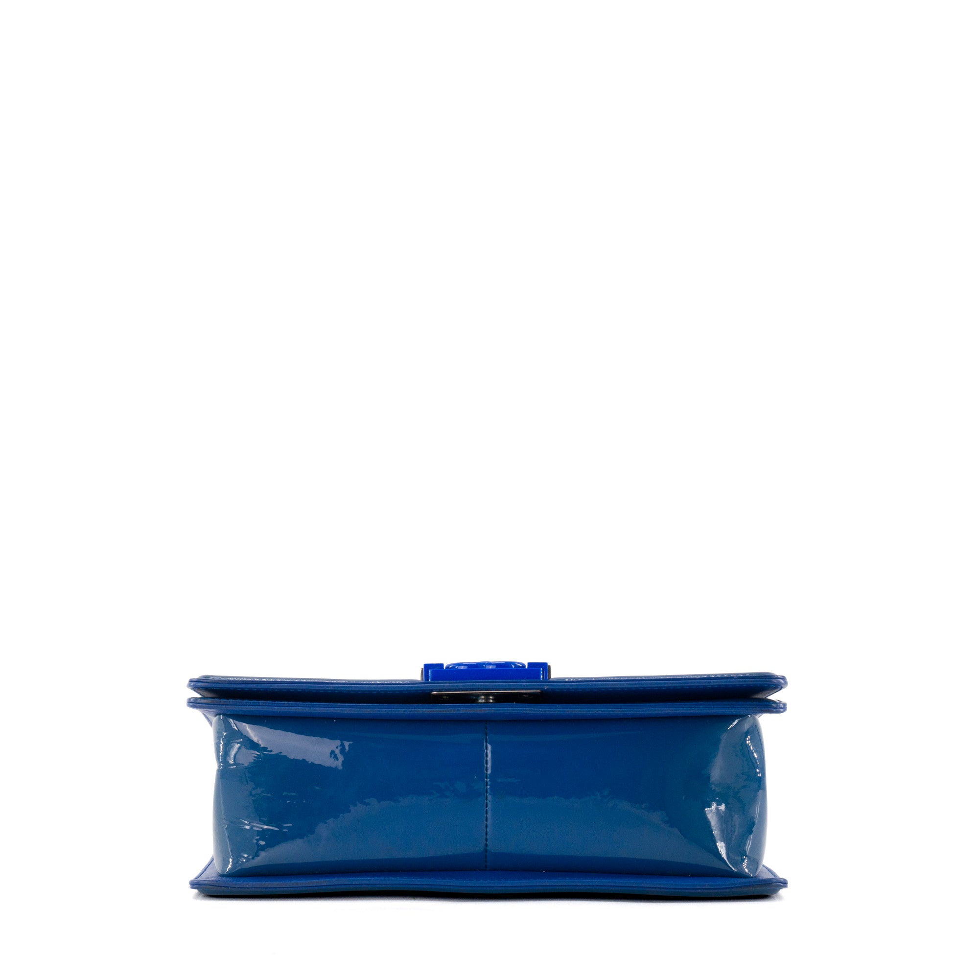 CHANEL - Sac à bandoulière Boy medium Chanel en cuir verni bleu marine