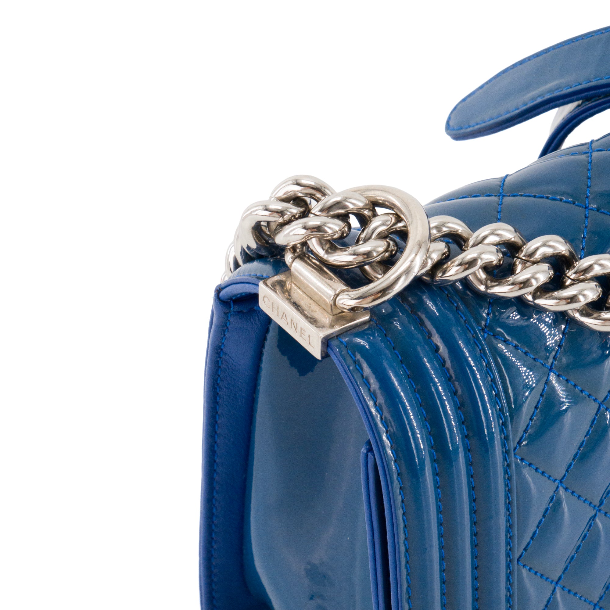 CHANEL - Sac à bandoulière Boy medium Chanel en cuir verni bleu marine