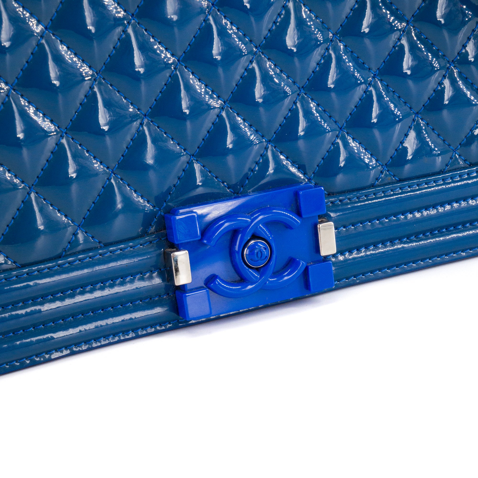 CHANEL - Sac à bandoulière Boy medium Chanel en cuir verni bleu marine