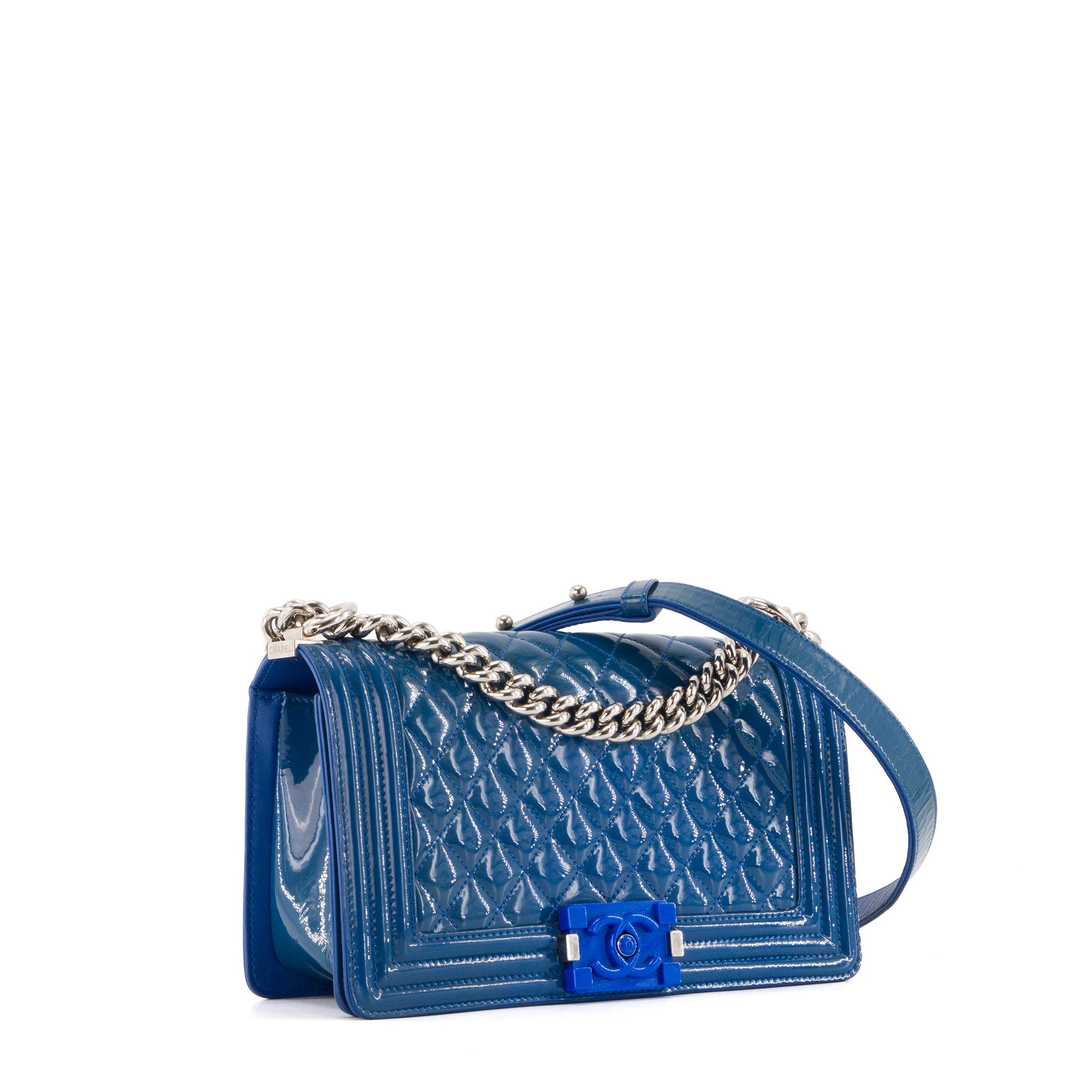 CHANEL - Sac à bandoulière Boy medium Chanel en cuir verni bleu marine