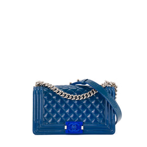 CHANEL - Sac à bandoulière Boy medium Chanel en cuir verni bleu marine