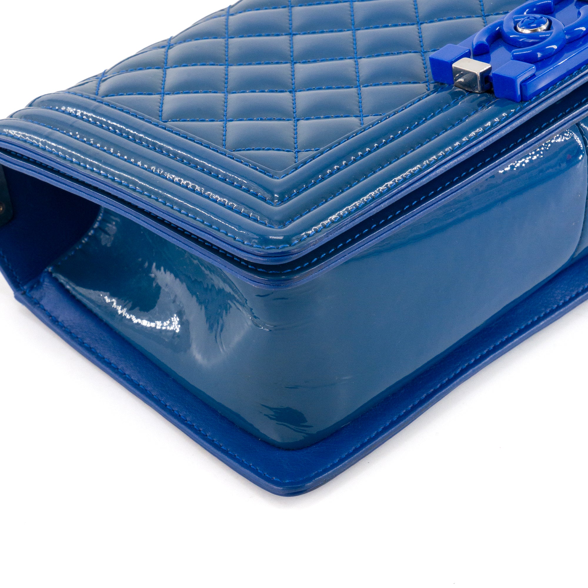 CHANEL - Sac à bandoulière Boy medium Chanel en cuir verni bleu marine