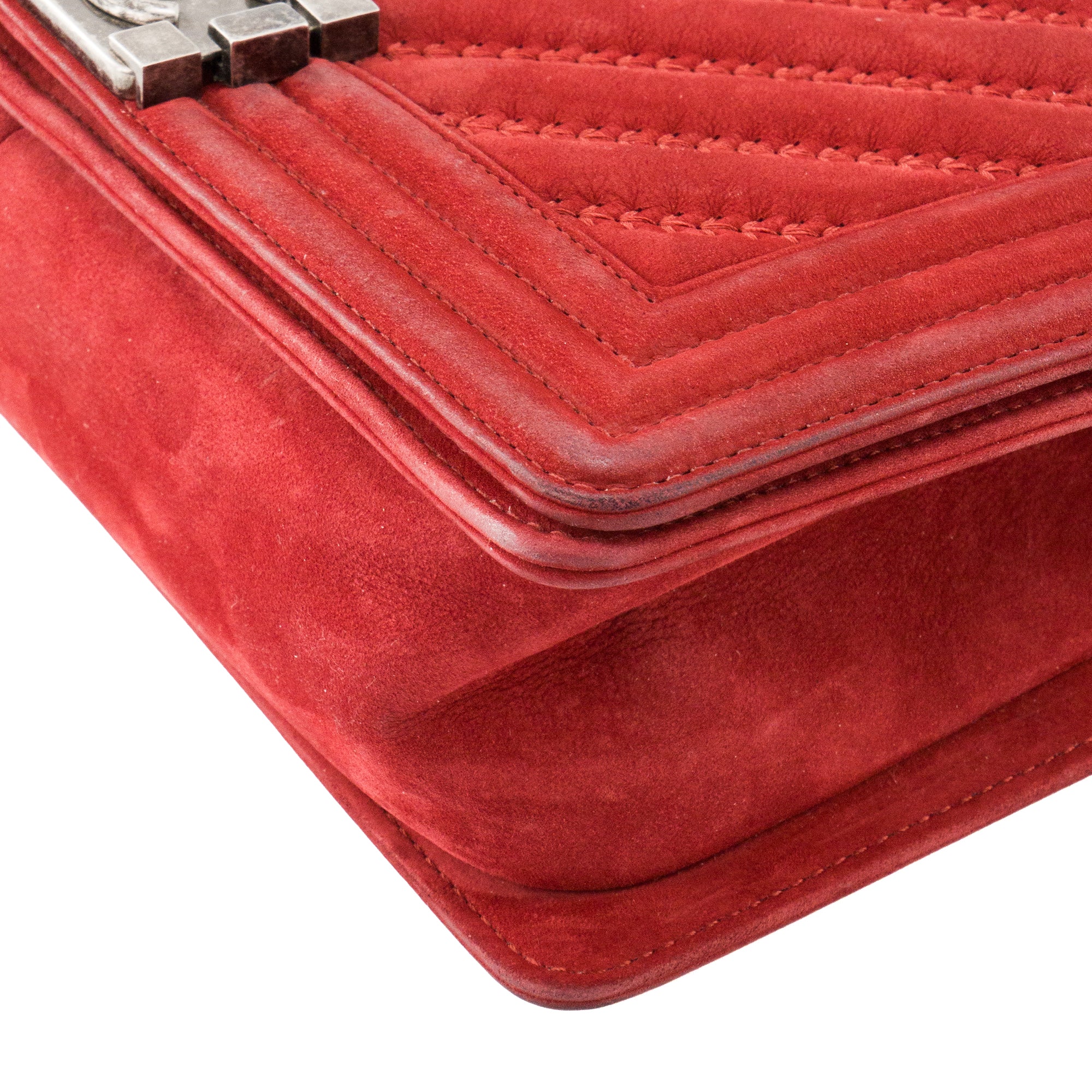 CHANEL - Sac à bandoulière Boy medium Chanel en daim rouge