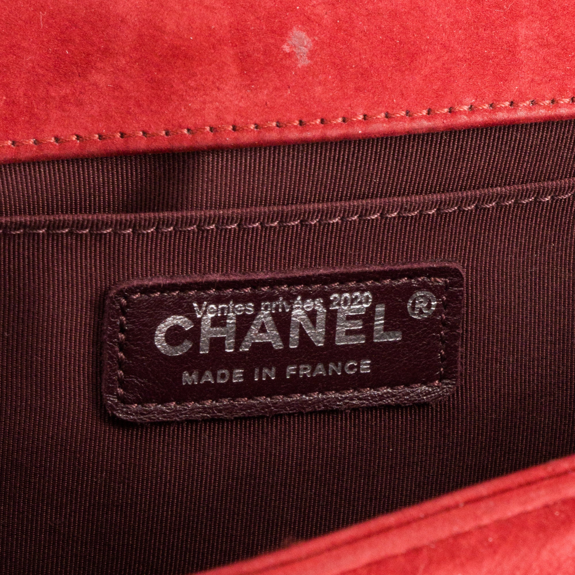 CHANEL - Sac à bandoulière Boy medium Chanel en daim rouge