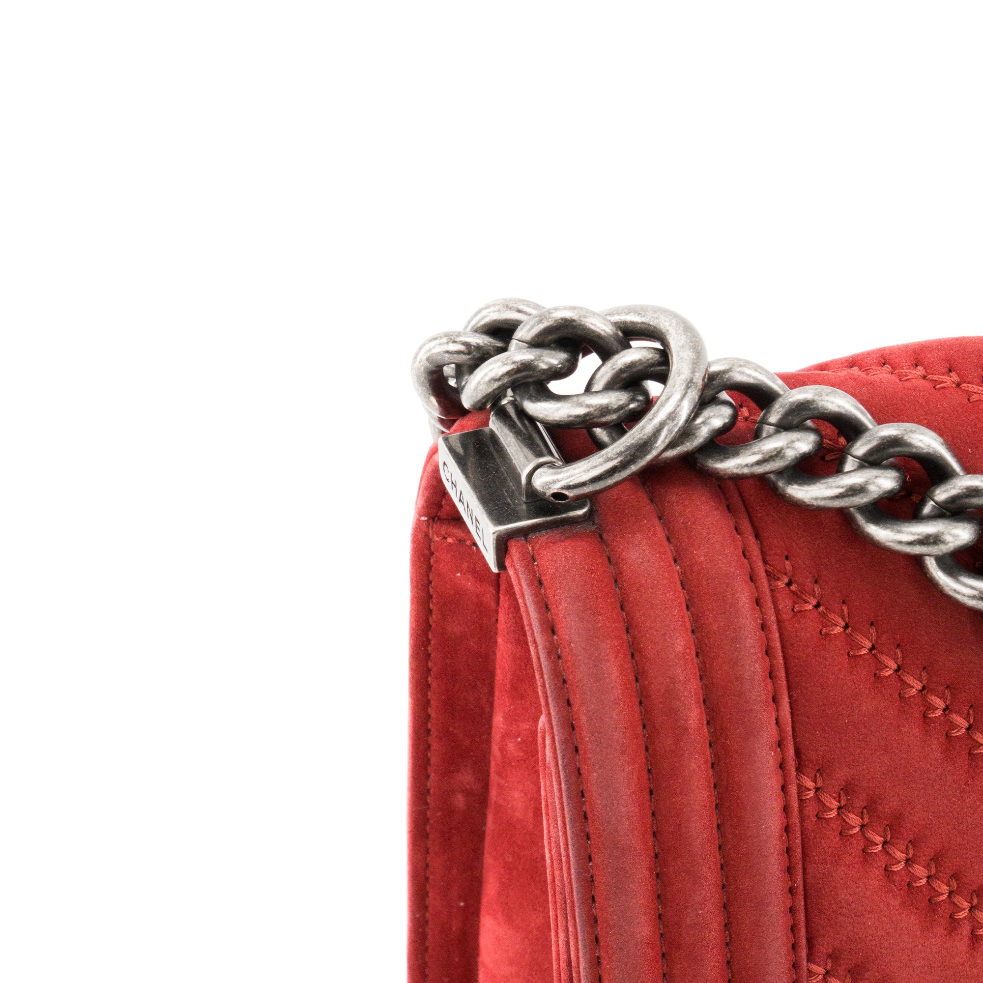 CHANEL - Sac à bandoulière Boy medium Chanel en daim rouge