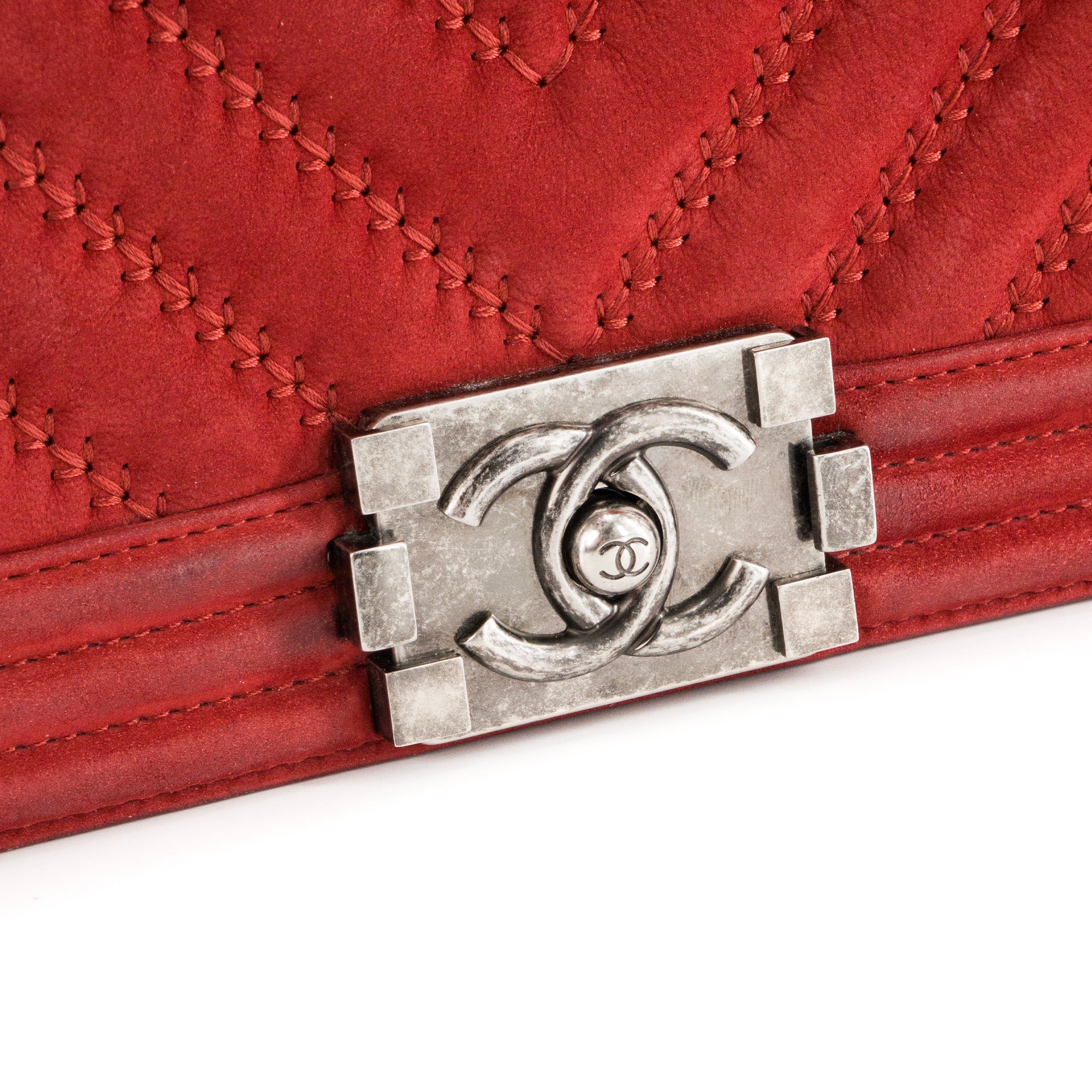 CHANEL - Sac à bandoulière Boy medium Chanel en daim rouge