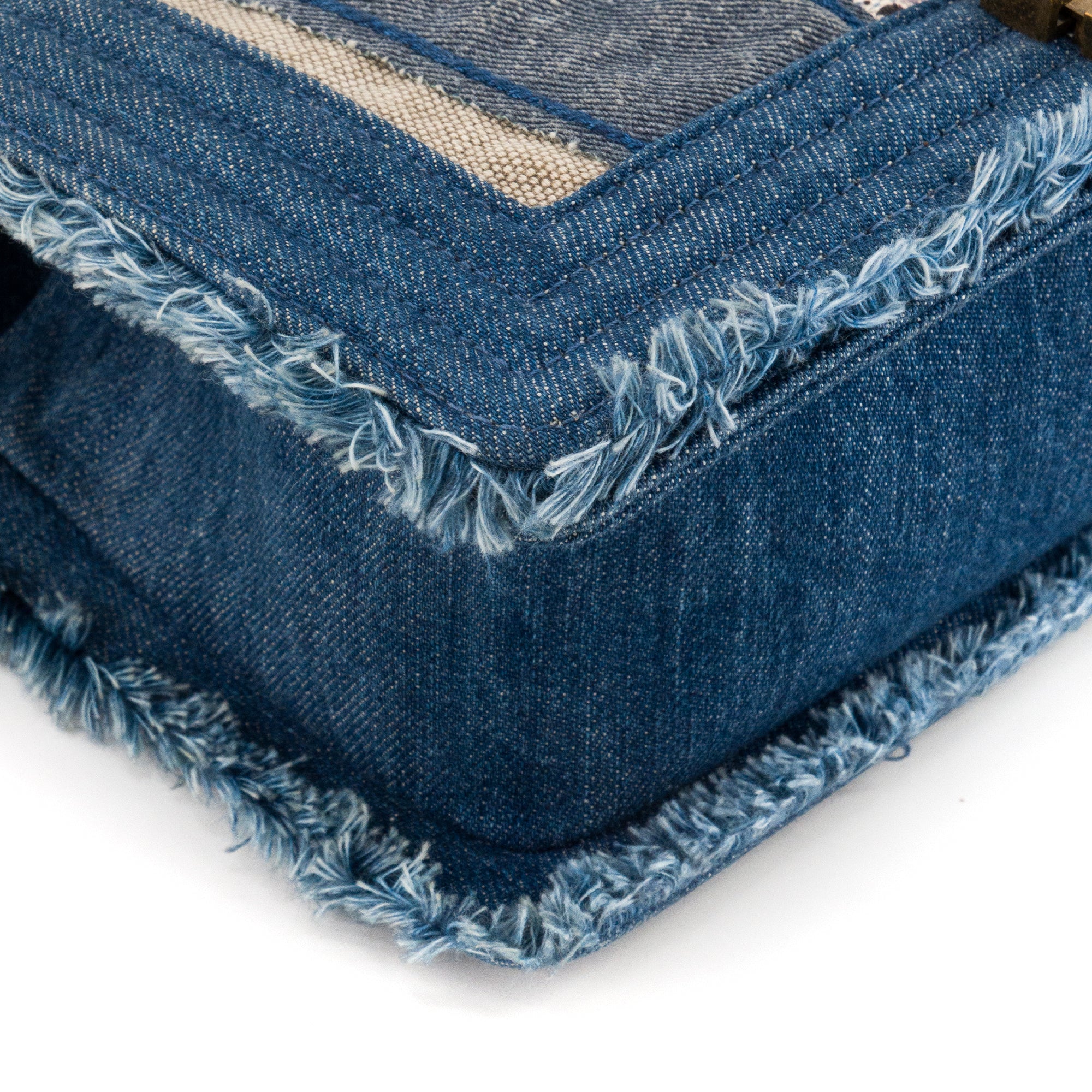 CHANEL - Sac à bandoulière Boy medium Chanel en denim patchwork bleu