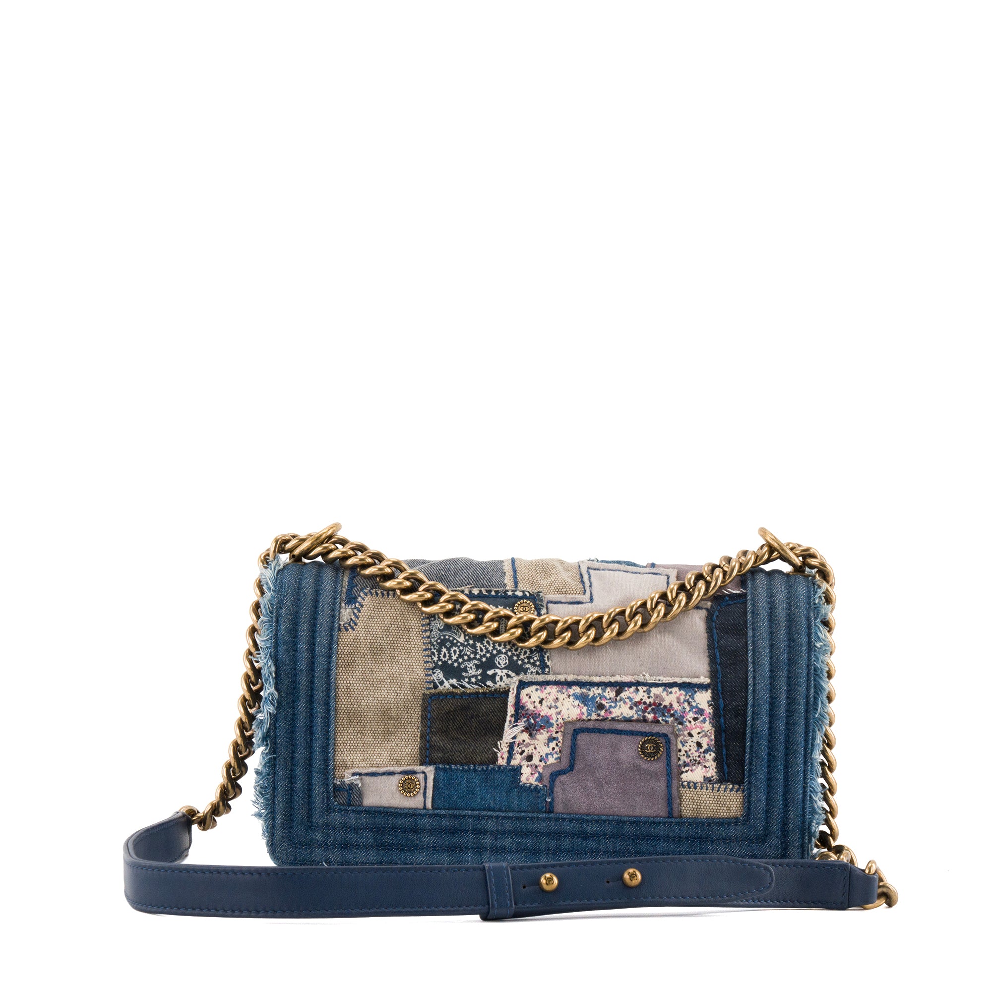 CHANEL - Sac à bandoulière Boy medium Chanel en denim patchwork bleu
