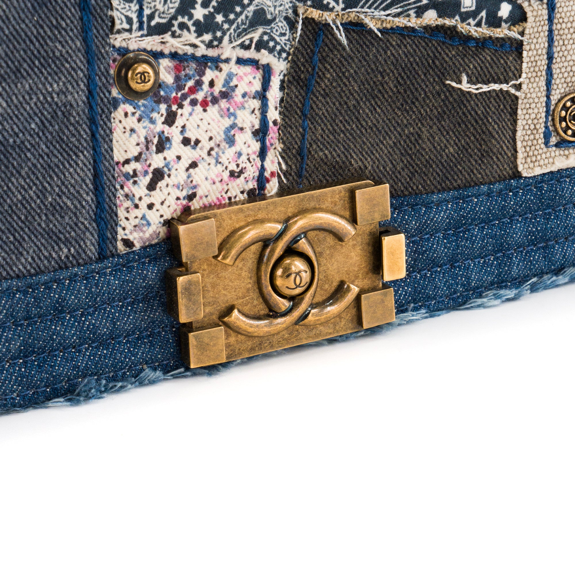 CHANEL - Sac à bandoulière Boy medium Chanel en denim patchwork bleu