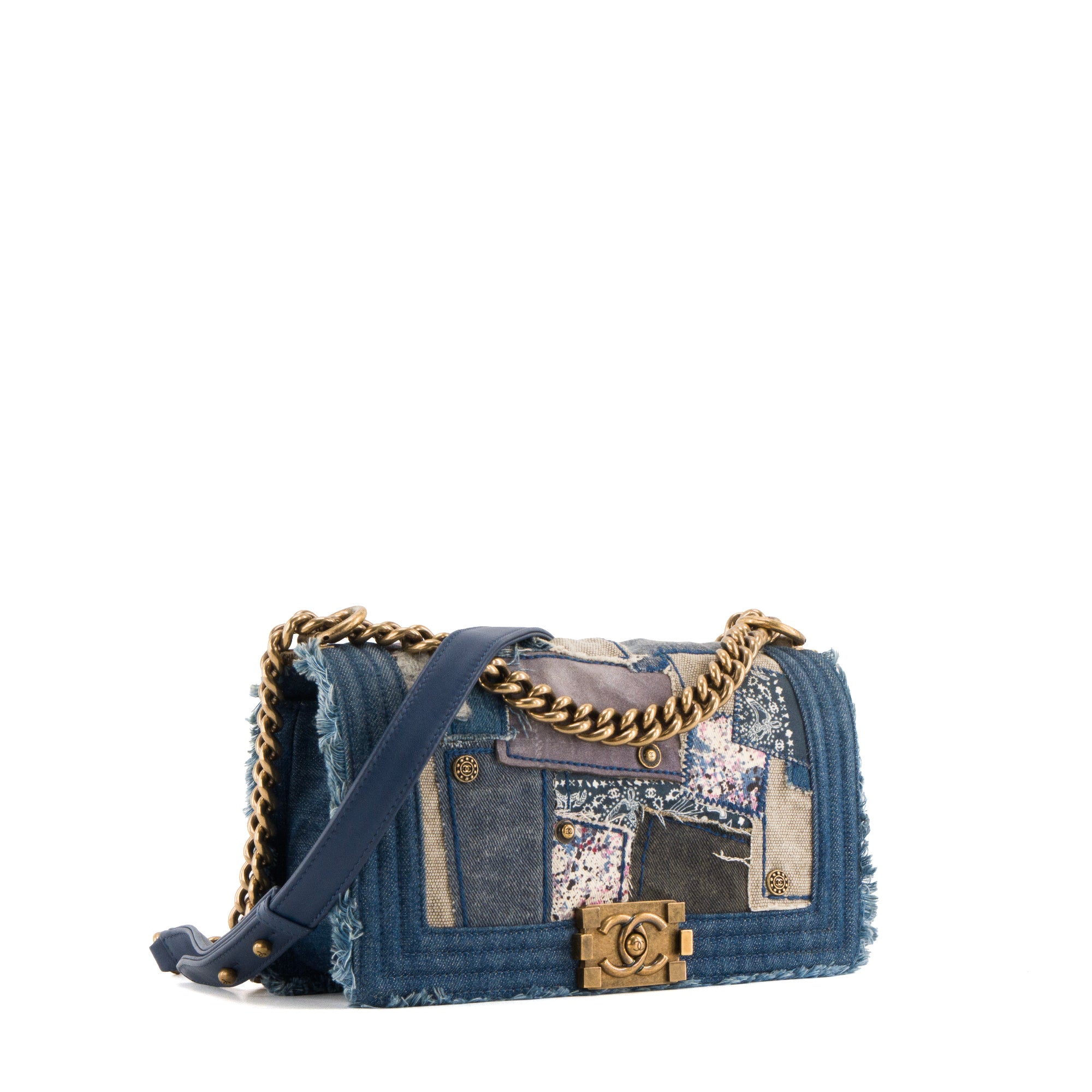 CHANEL - Sac à bandoulière Boy medium Chanel en denim patchwork bleu